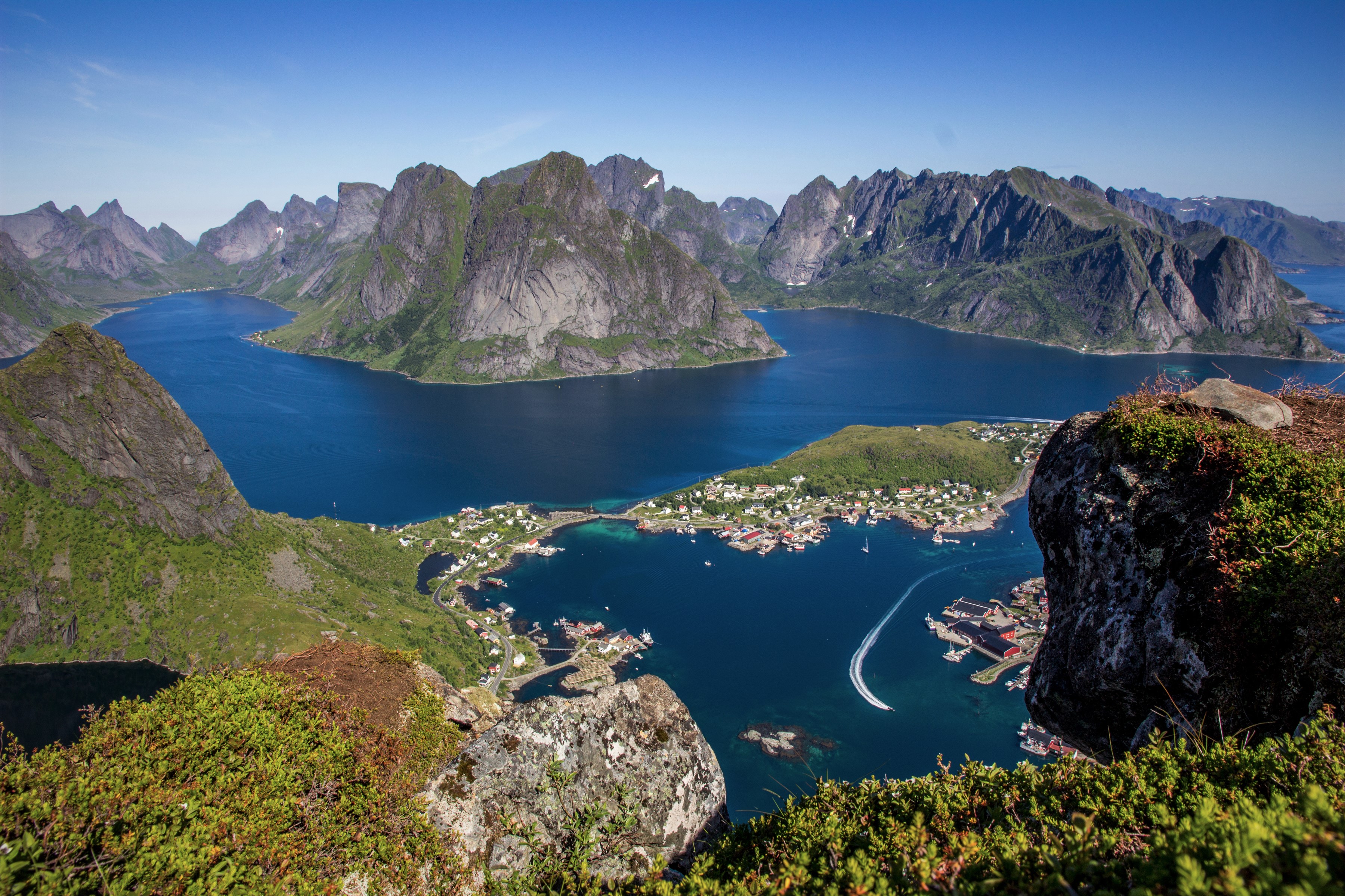 879002 скачать картинку норвегия, фотографии, лофотенские острова, озеро, гора, рейне - обои и заставки бесплатно