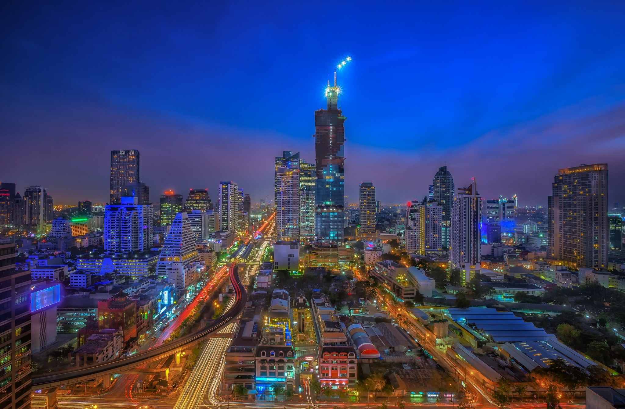 Descarga gratis la imagen Ciudades, Noche, Ciudad, Rascacielos, Edificio, Tailandia, Bangkok, Hecho Por El Hombre en el escritorio de tu PC