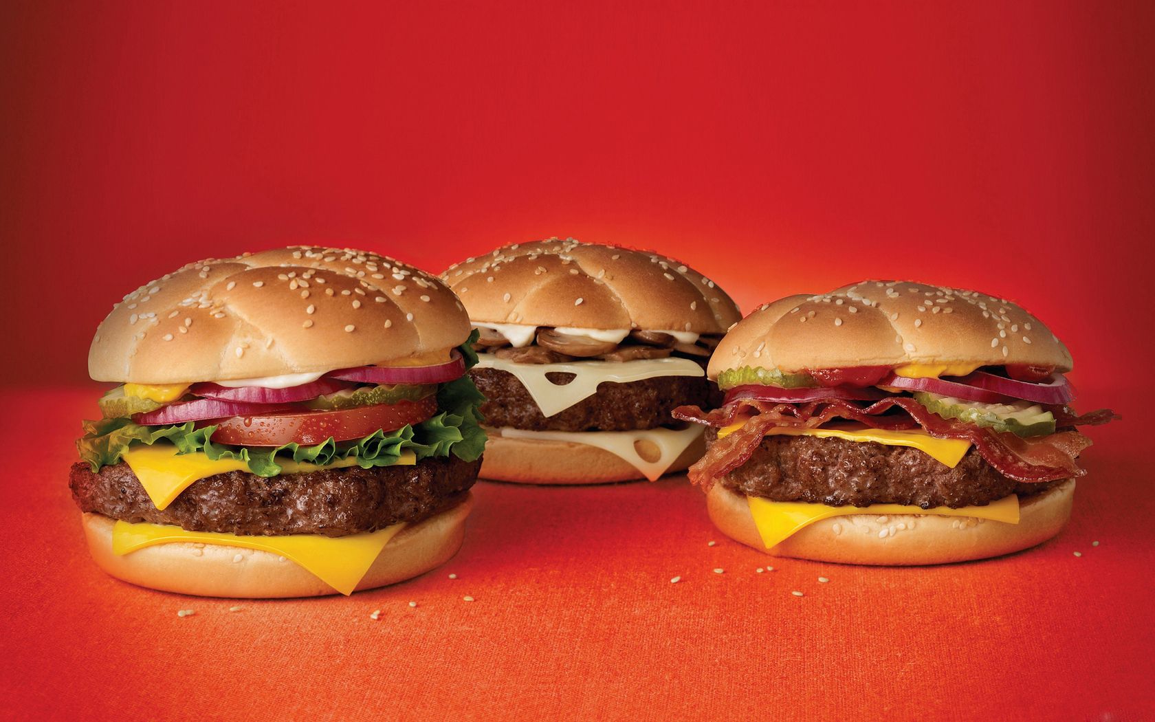 119290 скачать картинку гамбургеры, еда, слои, начинка, красный фон, фаст фуд - обои и заставки бесплатно