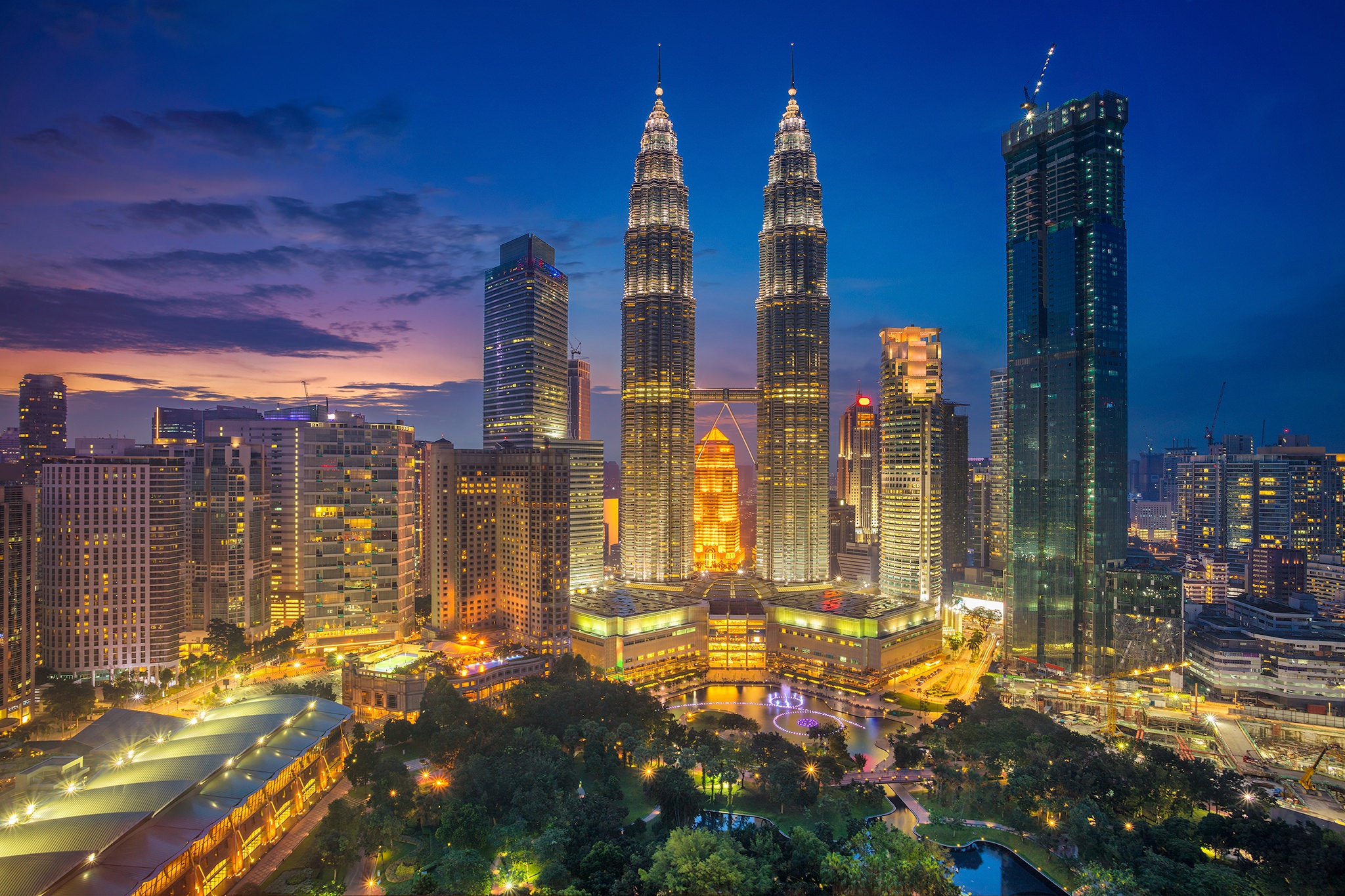 415470 скачать картинку сделано человеком, куала лумпур, здание, город, малайзия, ночь, башни петронас, небоскрёб, города - обои и заставки бесплатно