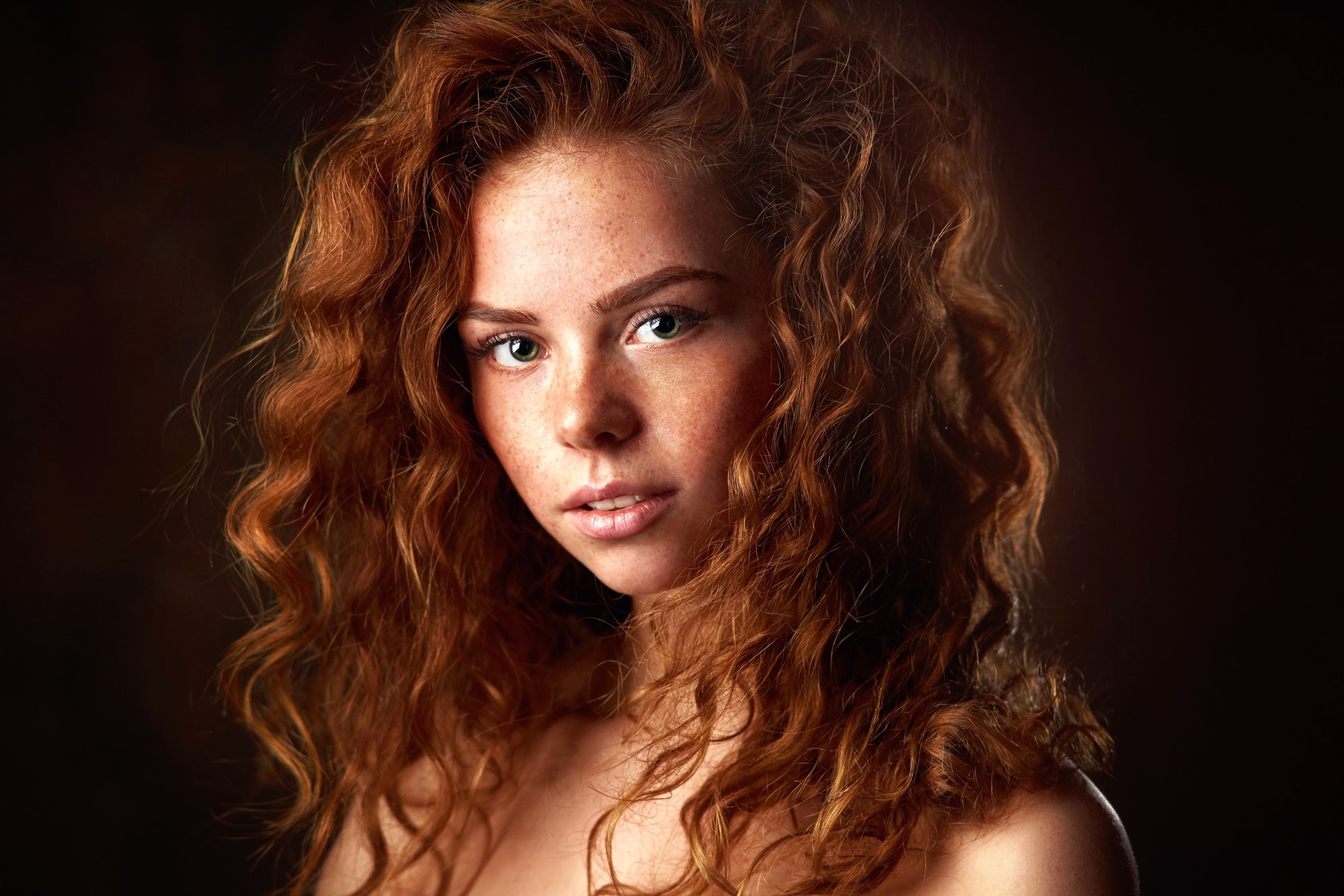 PCデスクトップにカール, 赤毛, 顔, モデル, 女性, 緑の目, そばかす画像を無料でダウンロード