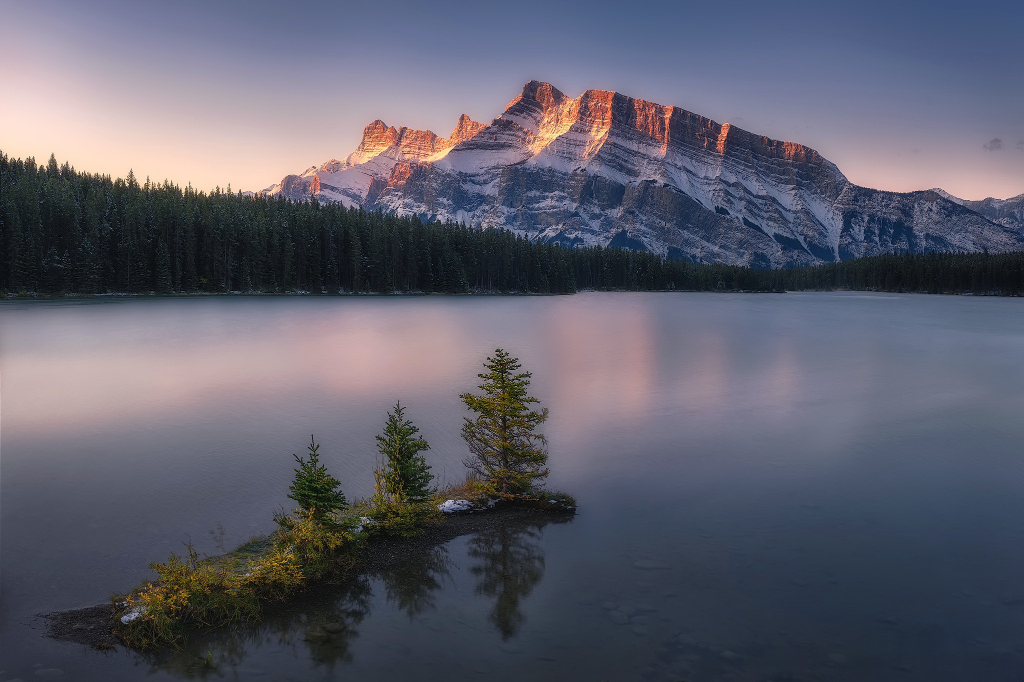 Скачать картинку Гора, Озеро, Лес, Национальный Парк, Национальный Парк Банф, Земля/природа, Канадские Скалистые Горы в телефон бесплатно.