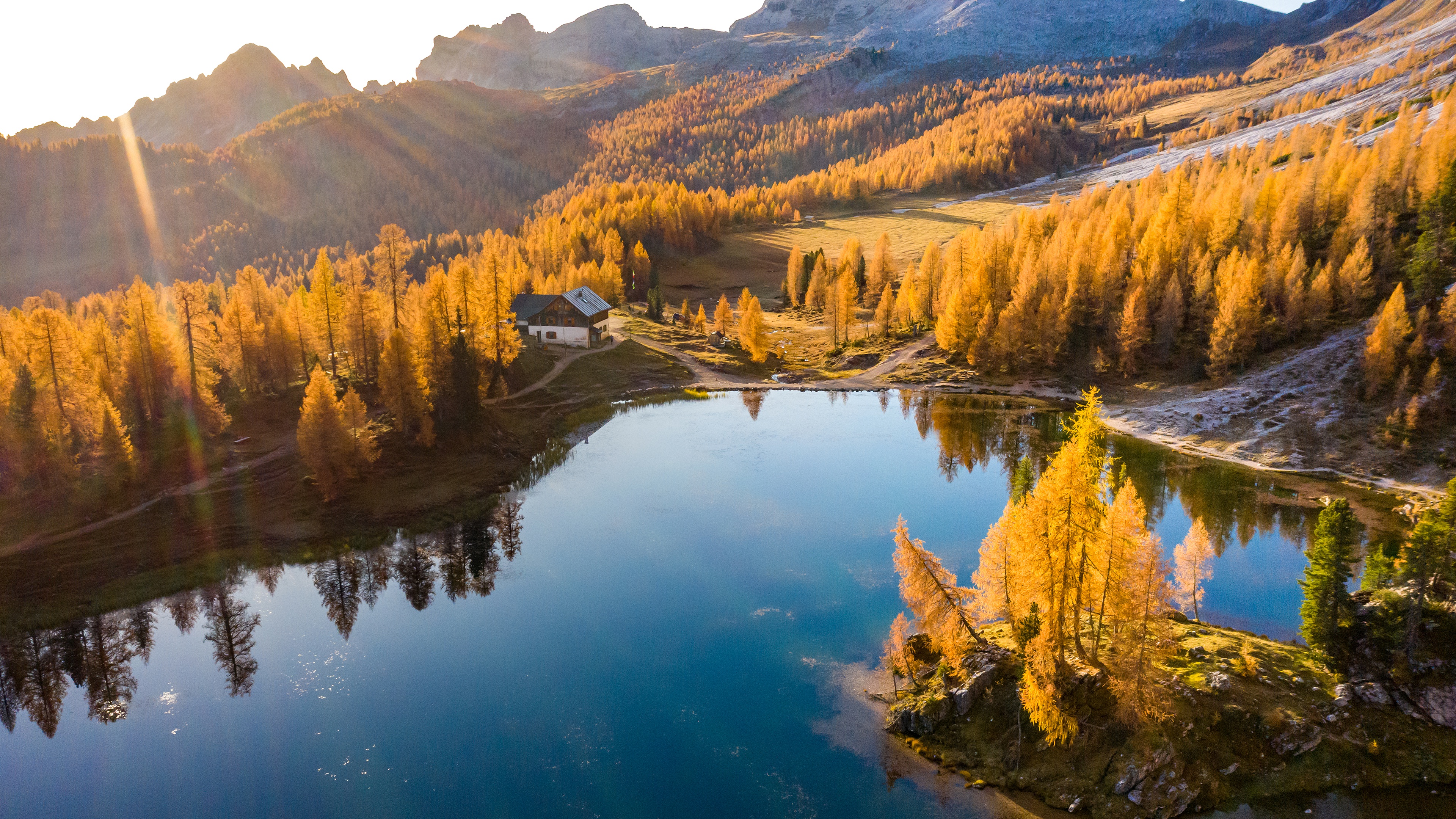 Handy-Wallpaper Herbst, Seen, See, Wald, Haus, Alpen, Gebirge, Fotografie, Spiegelung kostenlos herunterladen.