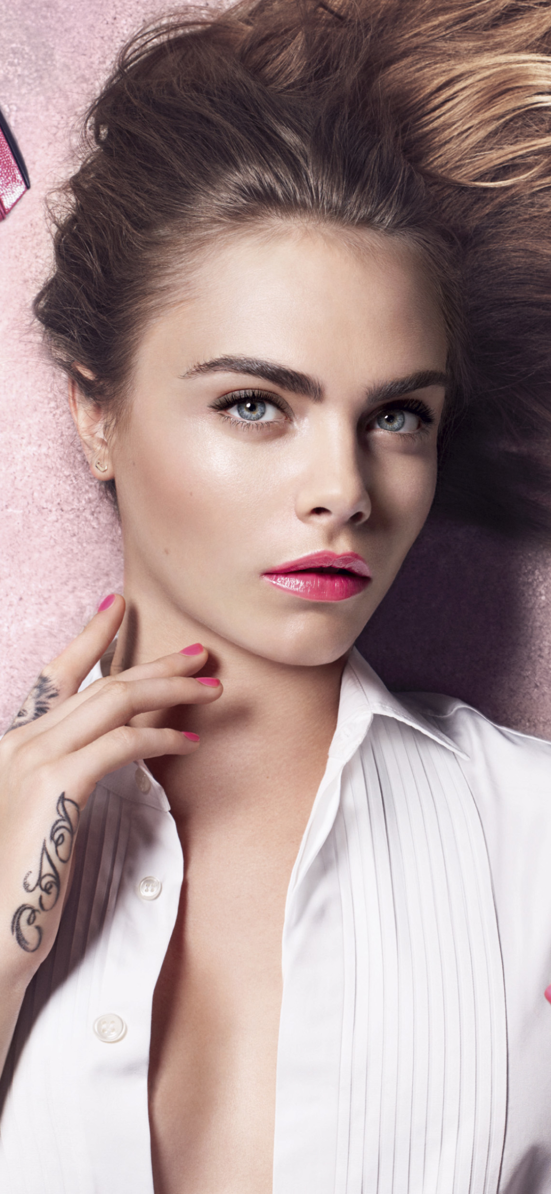 Handy-Wallpaper Englisch, Brünette, Modell, Blaue Augen, Berühmtheiten, Darstellerin, Lippenstift, Cara Delevingne kostenlos herunterladen.