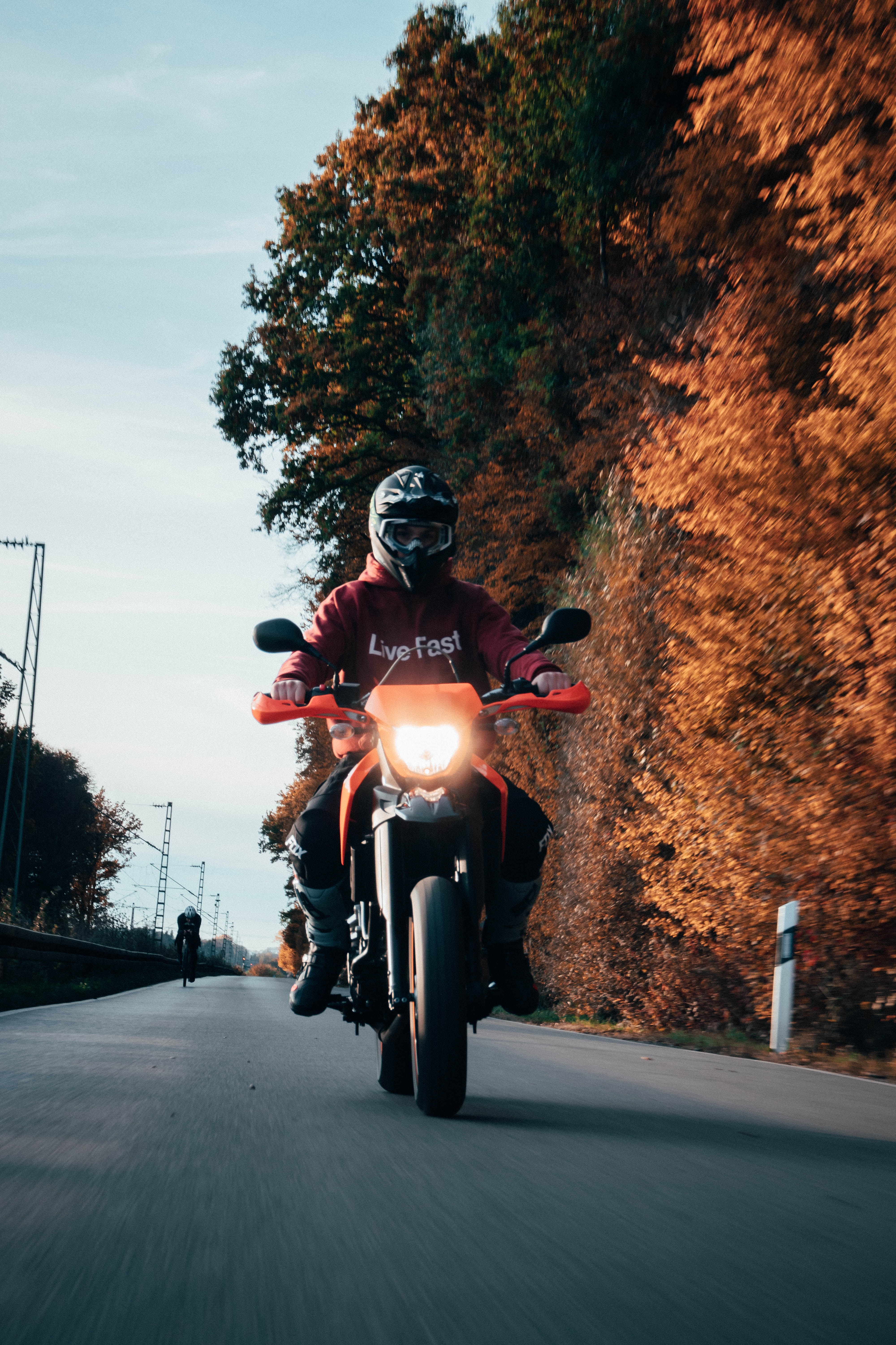 127249 descargar imagen motocicletas, camino, motociclista, vista frontal, motocicleta, bicicleta: fondos de pantalla y protectores de pantalla gratis