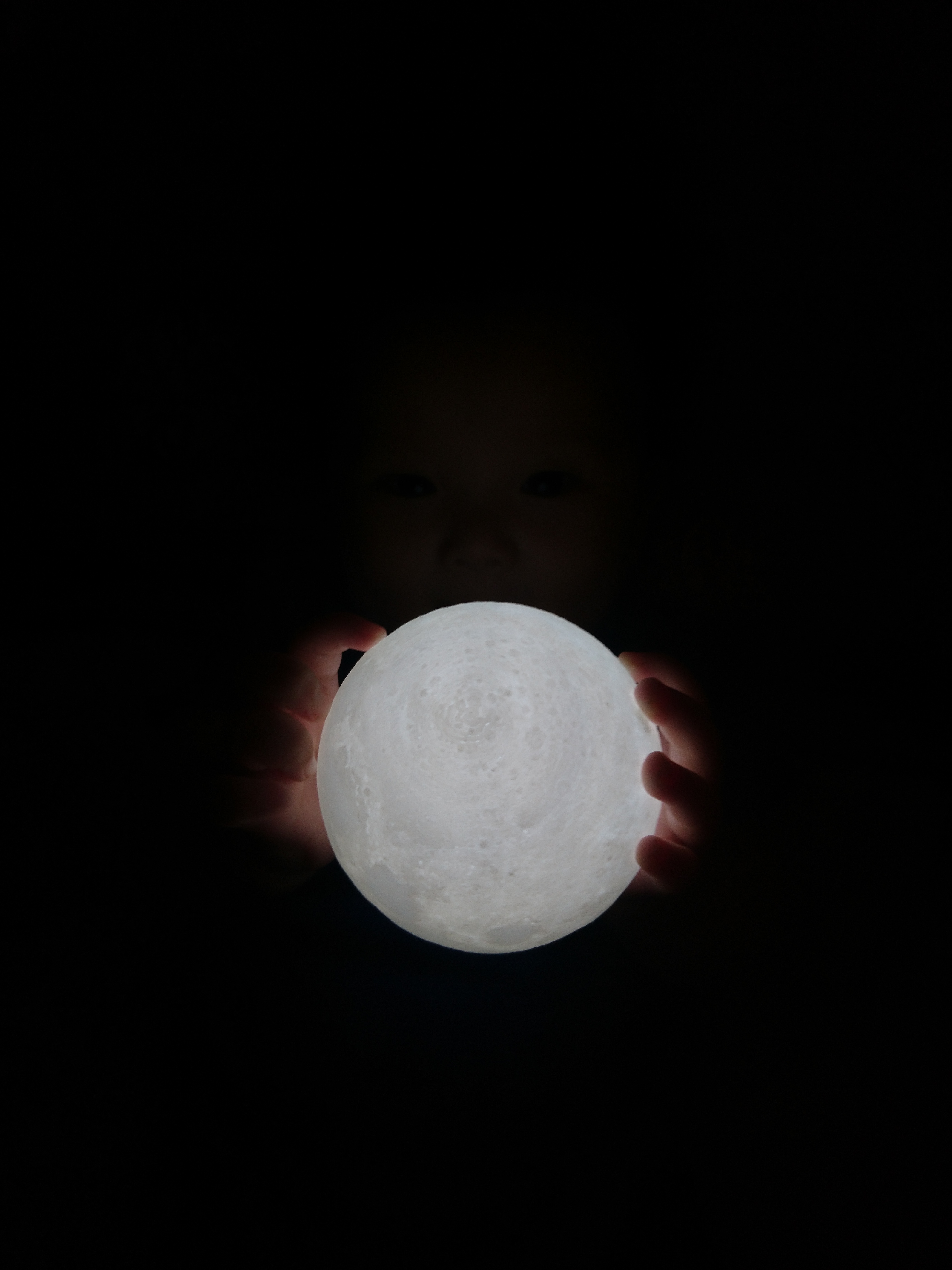 child, hands, glow, dark, moon, ball 32K