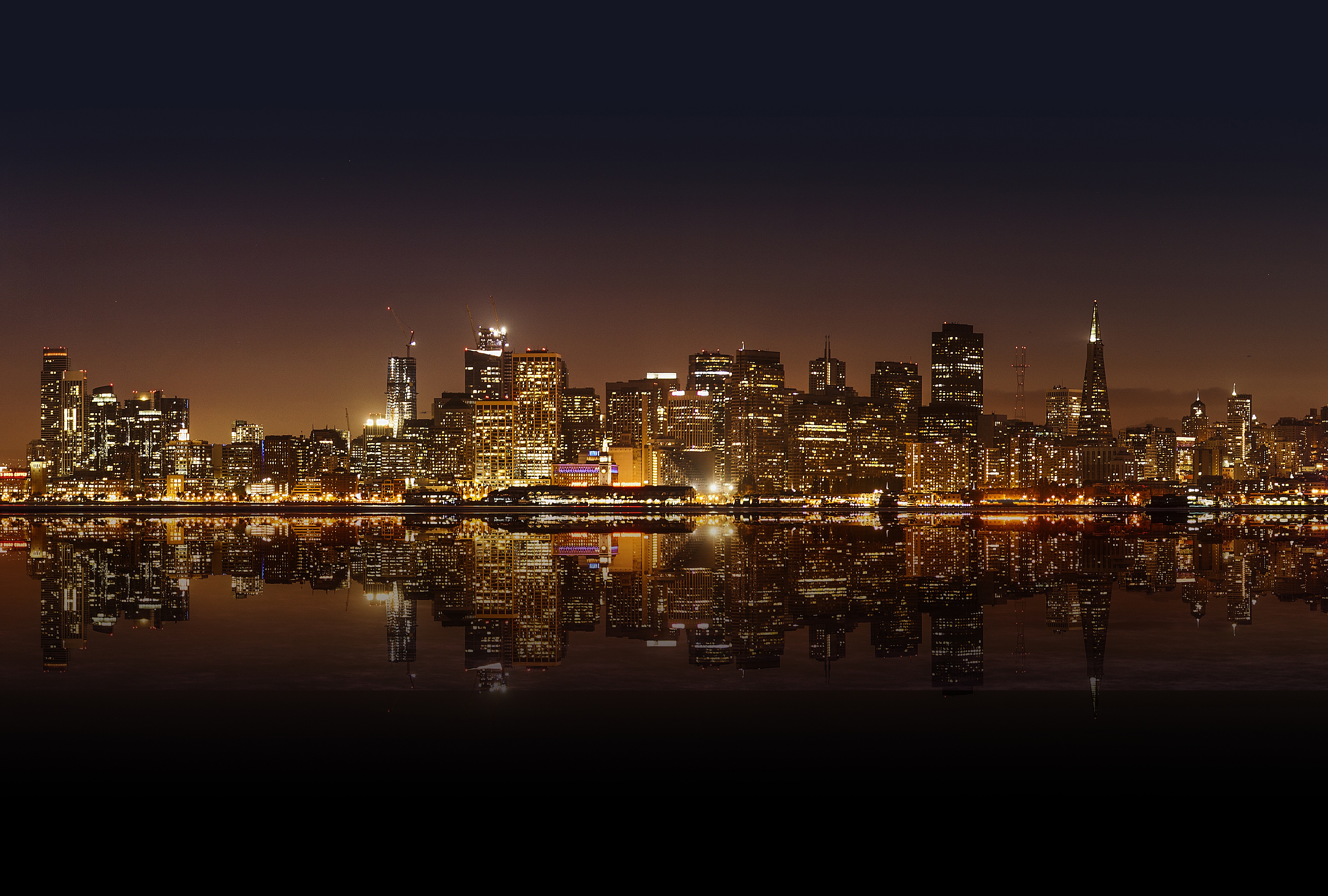 Handy-Wallpaper Städte, Wolkenkratzer, Gebäude, Licht, San Francisco, Nacht, Vereinigte Staaten Von Amerika, Menschengemacht, Großstadt, Spiegelung kostenlos herunterladen.