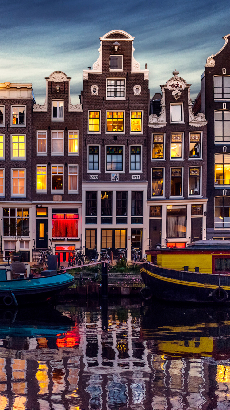 Скачать картинку Города, Город, Отражение, Дом, Лодка, Нидерланды, Канал, Амстердам, Сделано Человеком в телефон бесплатно.