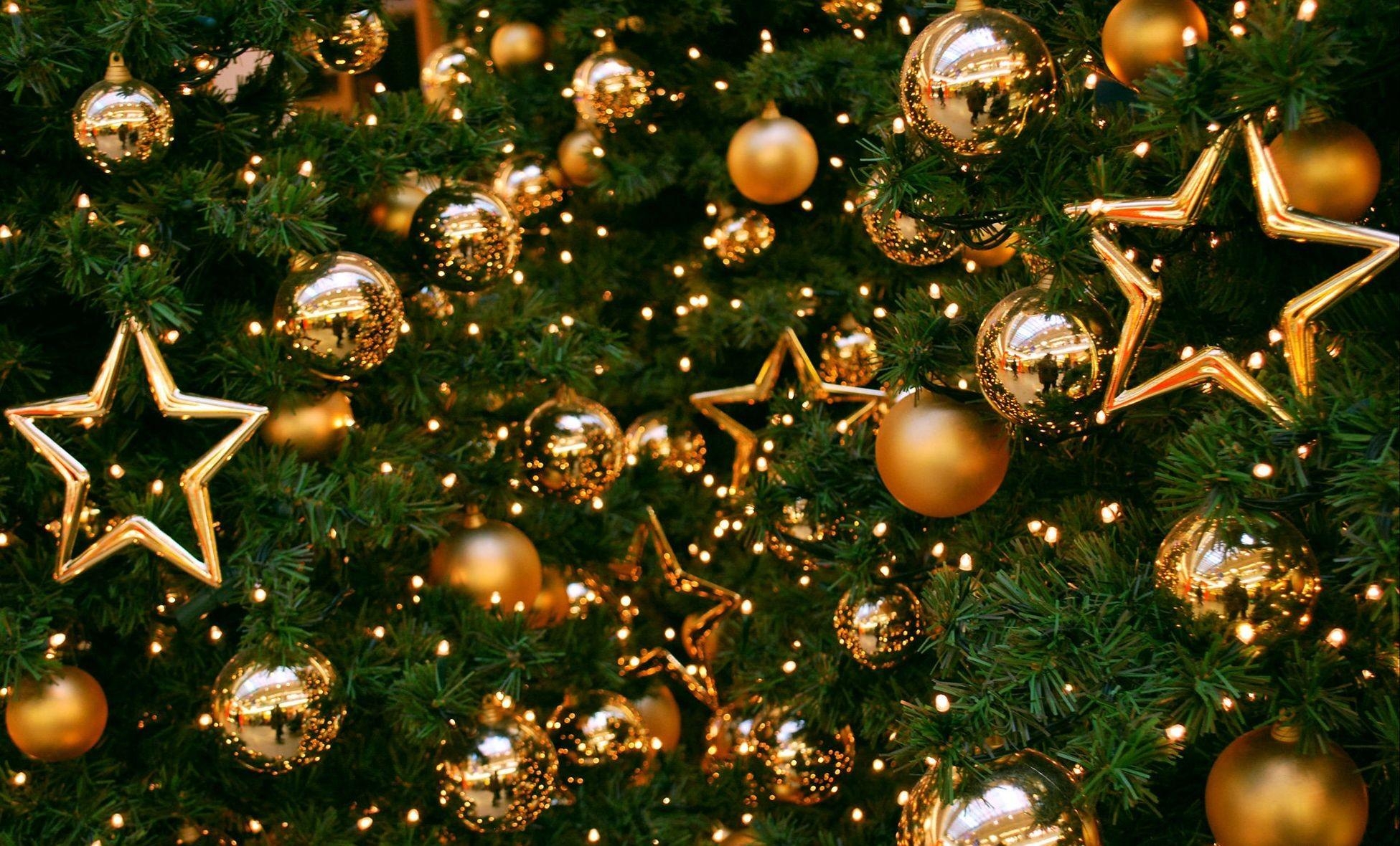 155795 завантажити шпалери новий рік, різдво, ялинку, ялинка, прикраси, свята, кулі, свято, зірки, золото - заставки і картинки безкоштовно