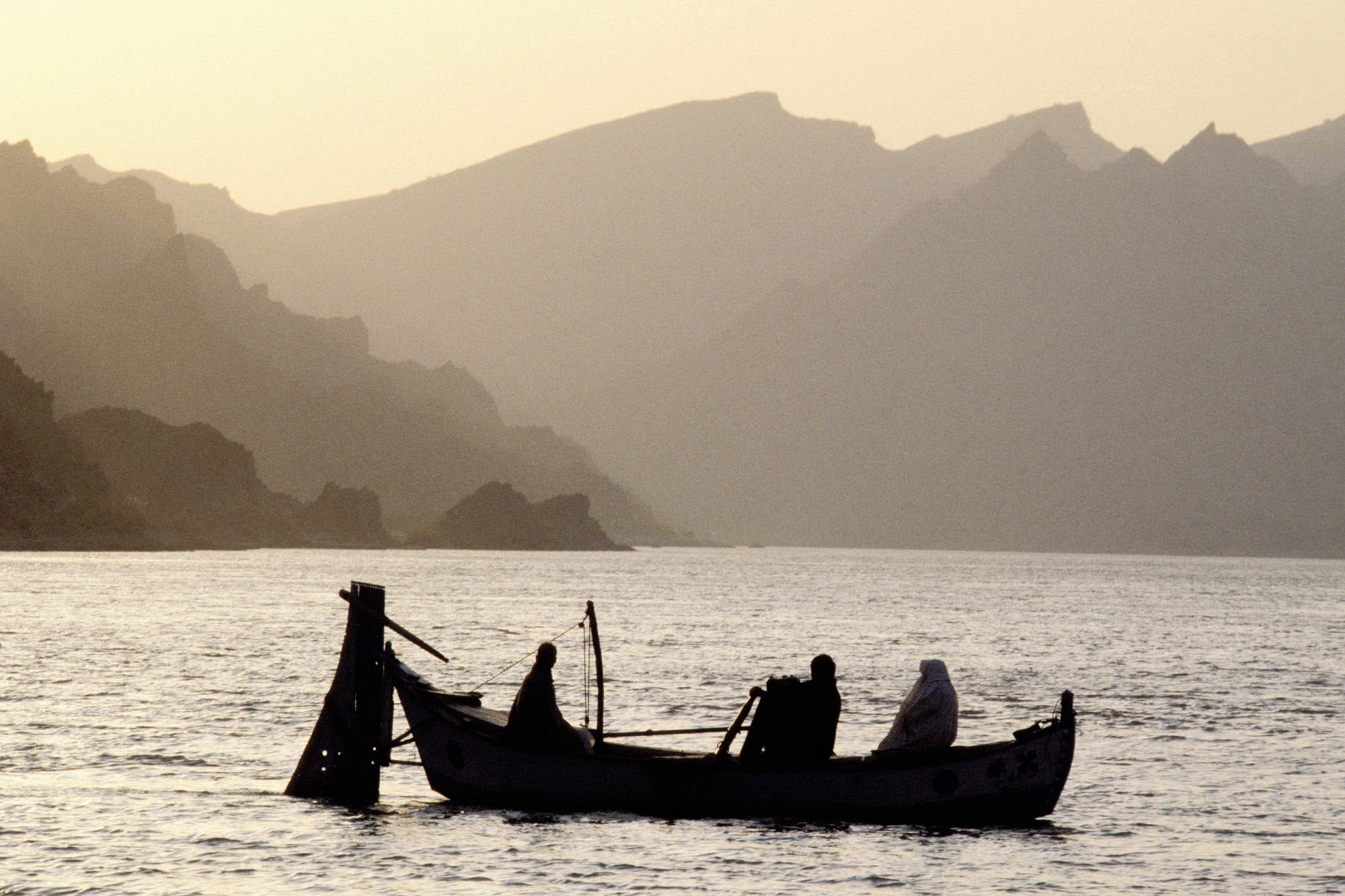 Laden Sie das Natur, Wasser, See, Nebel, Ein Boot, Boot, Mountains, Asien, Menschen-Bild kostenlos auf Ihren PC-Desktop herunter