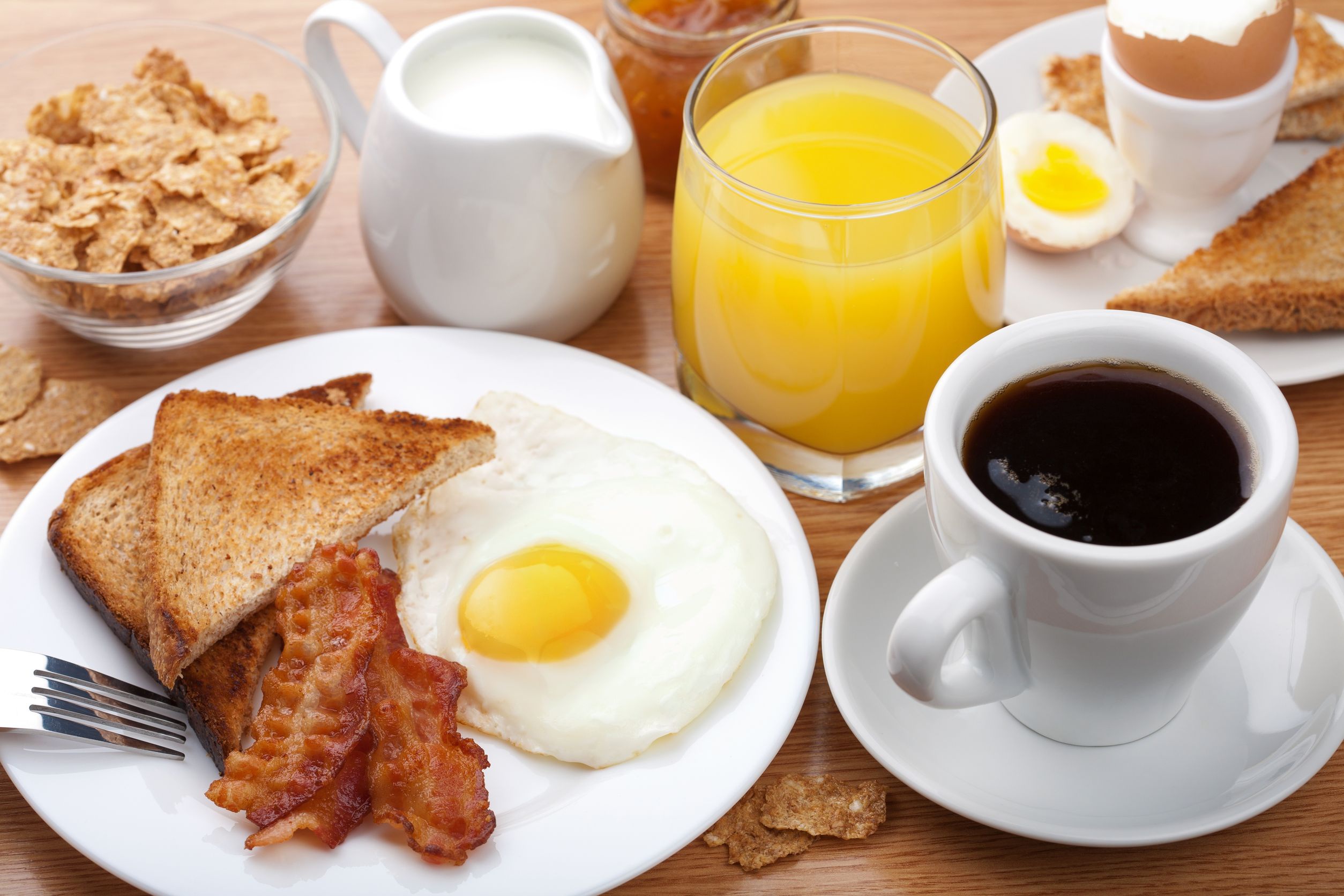 823393 завантажити картинку харчування, сніданок, злакові, кава, кубок, яйце, скло, сік, тост - шпалери і заставки безкоштовно