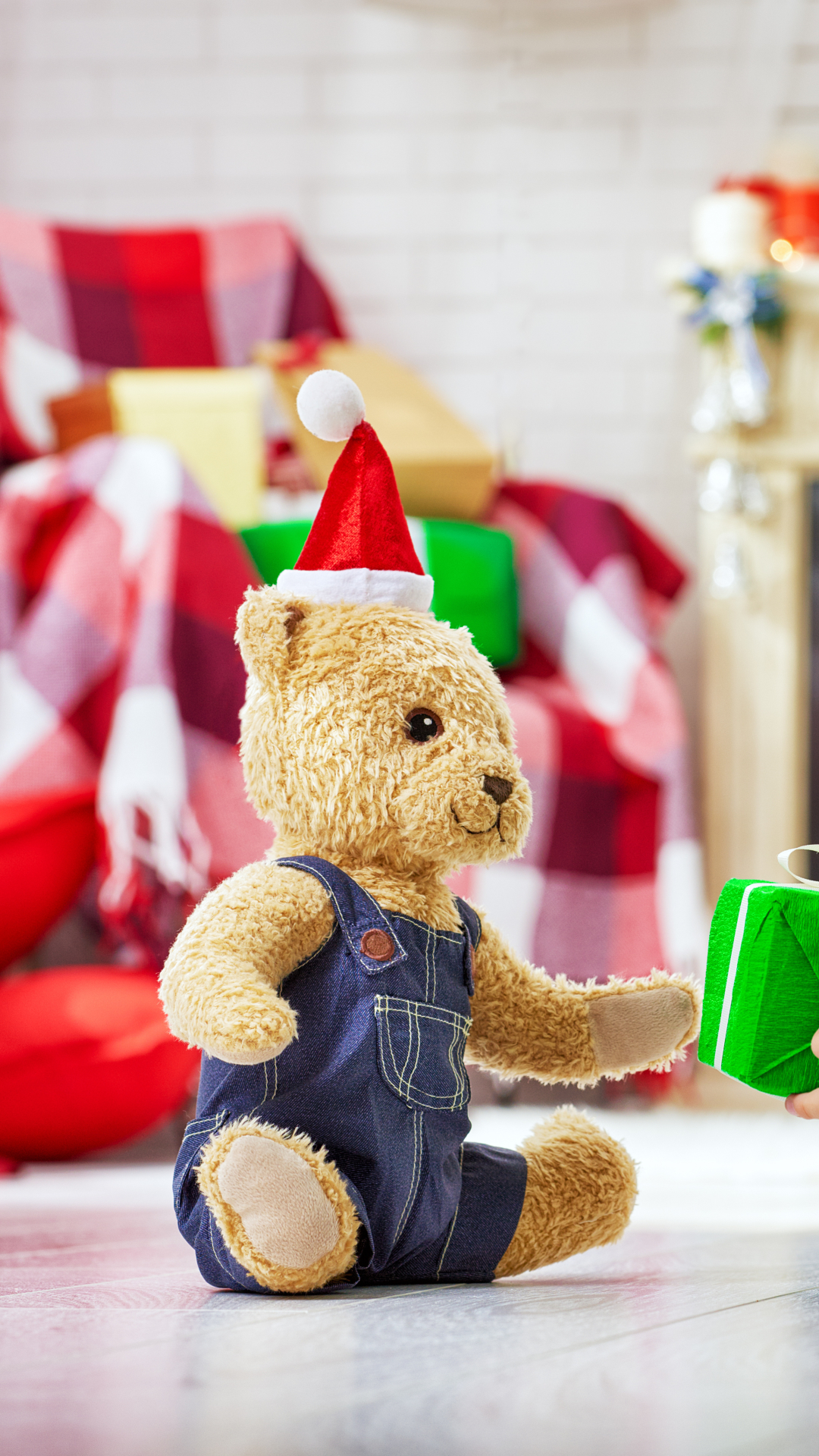 Baixar papel de parede para celular de Natal, Presente, Filho, Criança, Urso Teddy, Feriados, Gorro Do Papai Noel gratuito.
