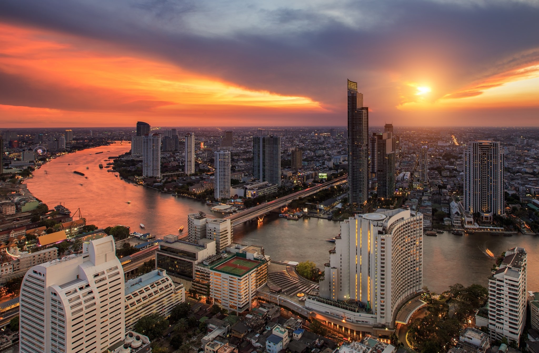 Handy-Wallpaper Städte, Wolkenkratzer, Gebäude, Fluss, Stadtbild, Thailand, Bangkok, Sonnenuntergang, Menschengemacht, Großstadt kostenlos herunterladen.