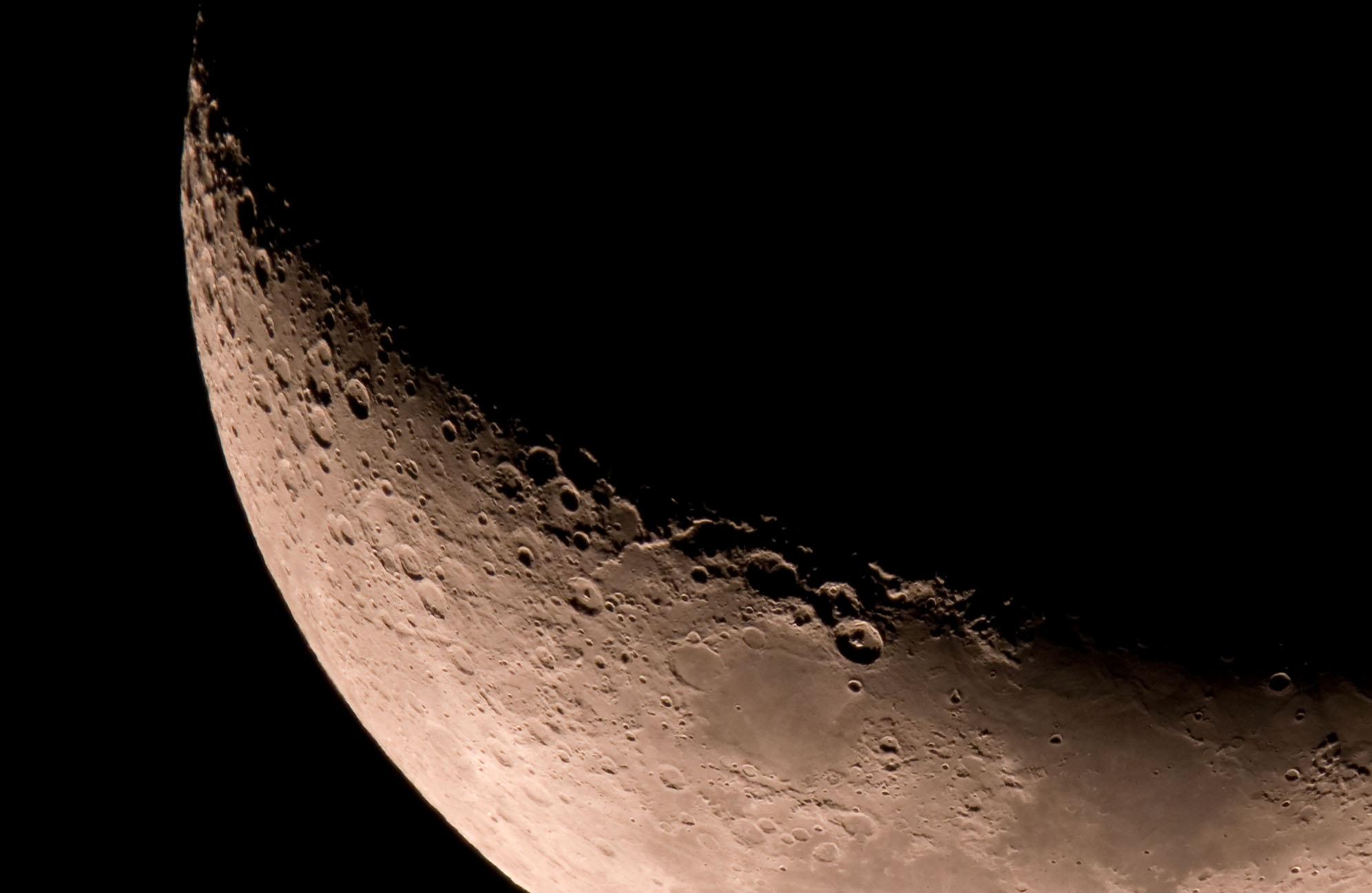 Скачать картинку Луна, Научная Фантастика в телефон бесплатно.