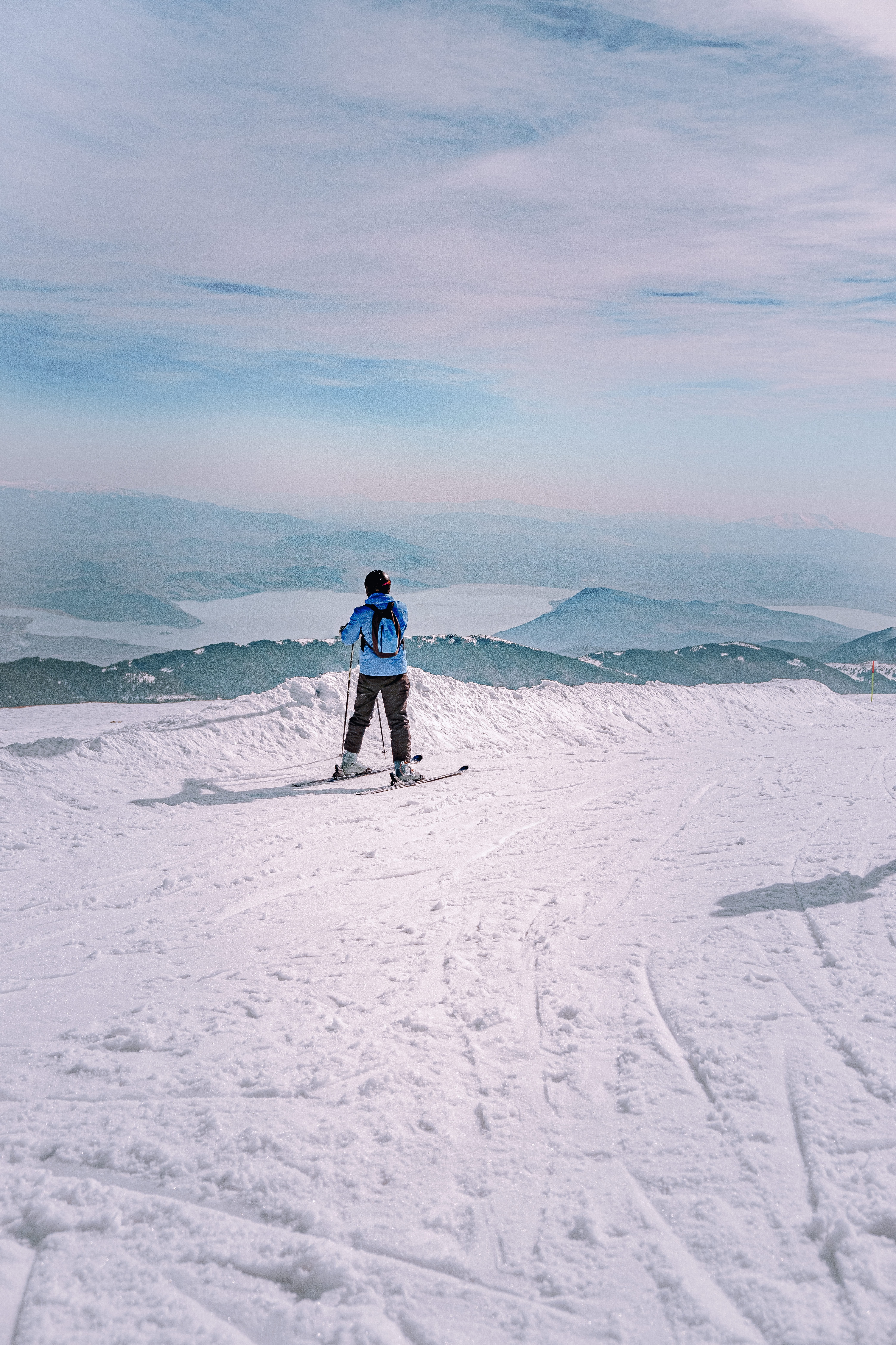 107450 скачать картинку лыжи, спорт, зима, горы, снег, белый, человек - обои и заставки бесплатно