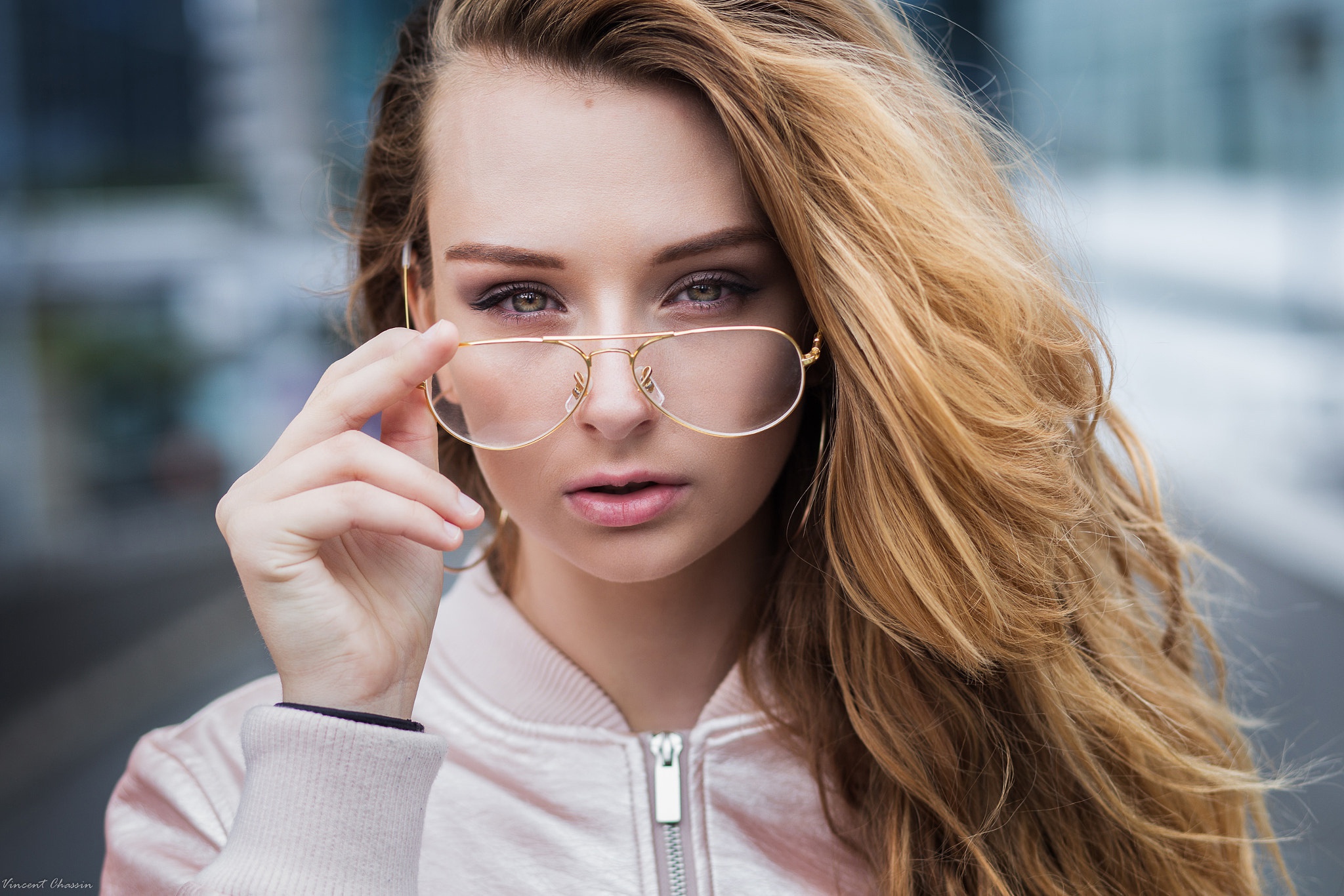 Handy-Wallpaper Brille, Gesicht, Modell, Frauen, Blondinen, Tiefenschärfe kostenlos herunterladen.
