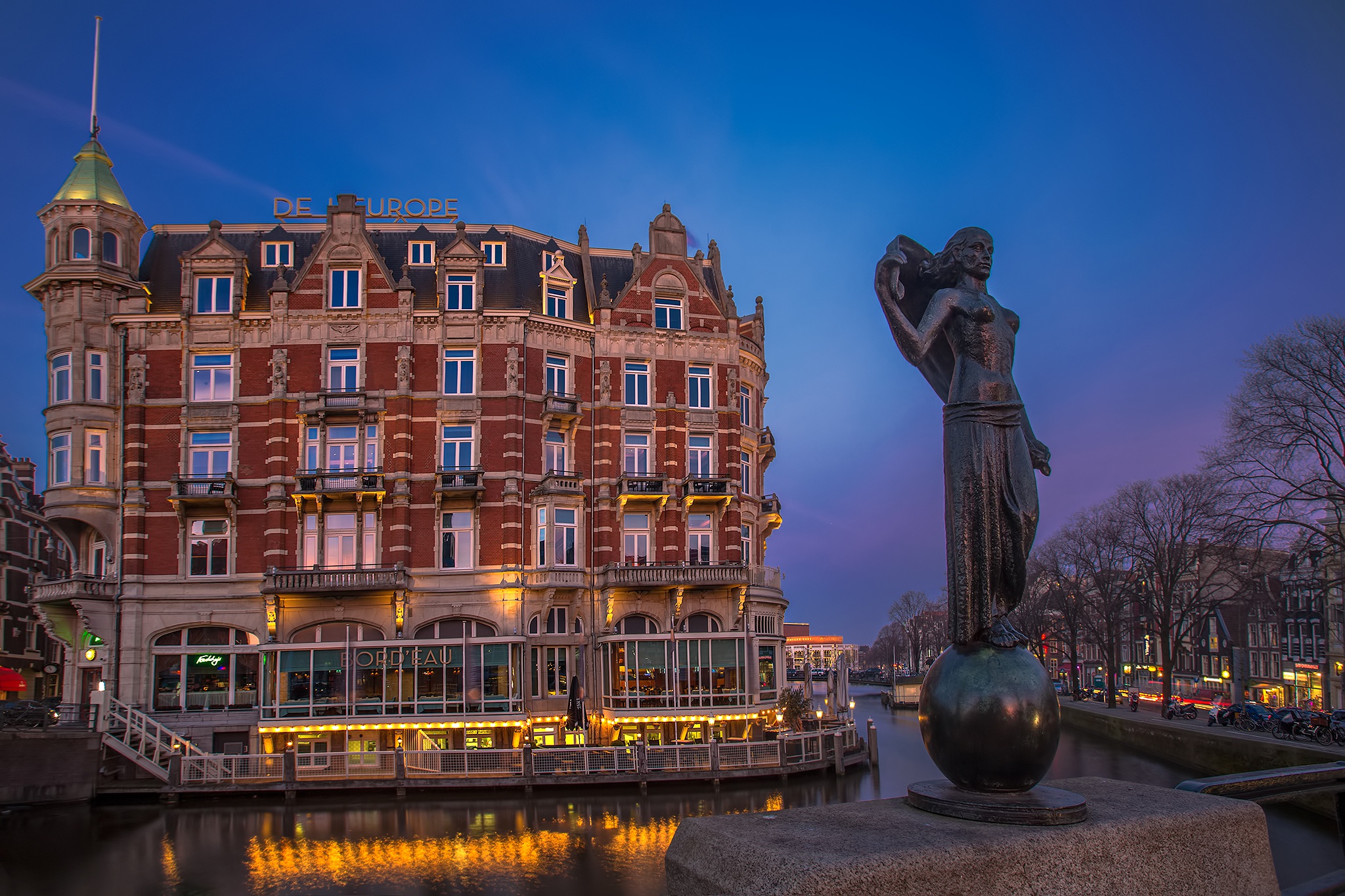 Скачать обои бесплатно Города, Дом, Статуя, Нидерланды, Амстердам, Сделано Человеком картинка на рабочий стол ПК
