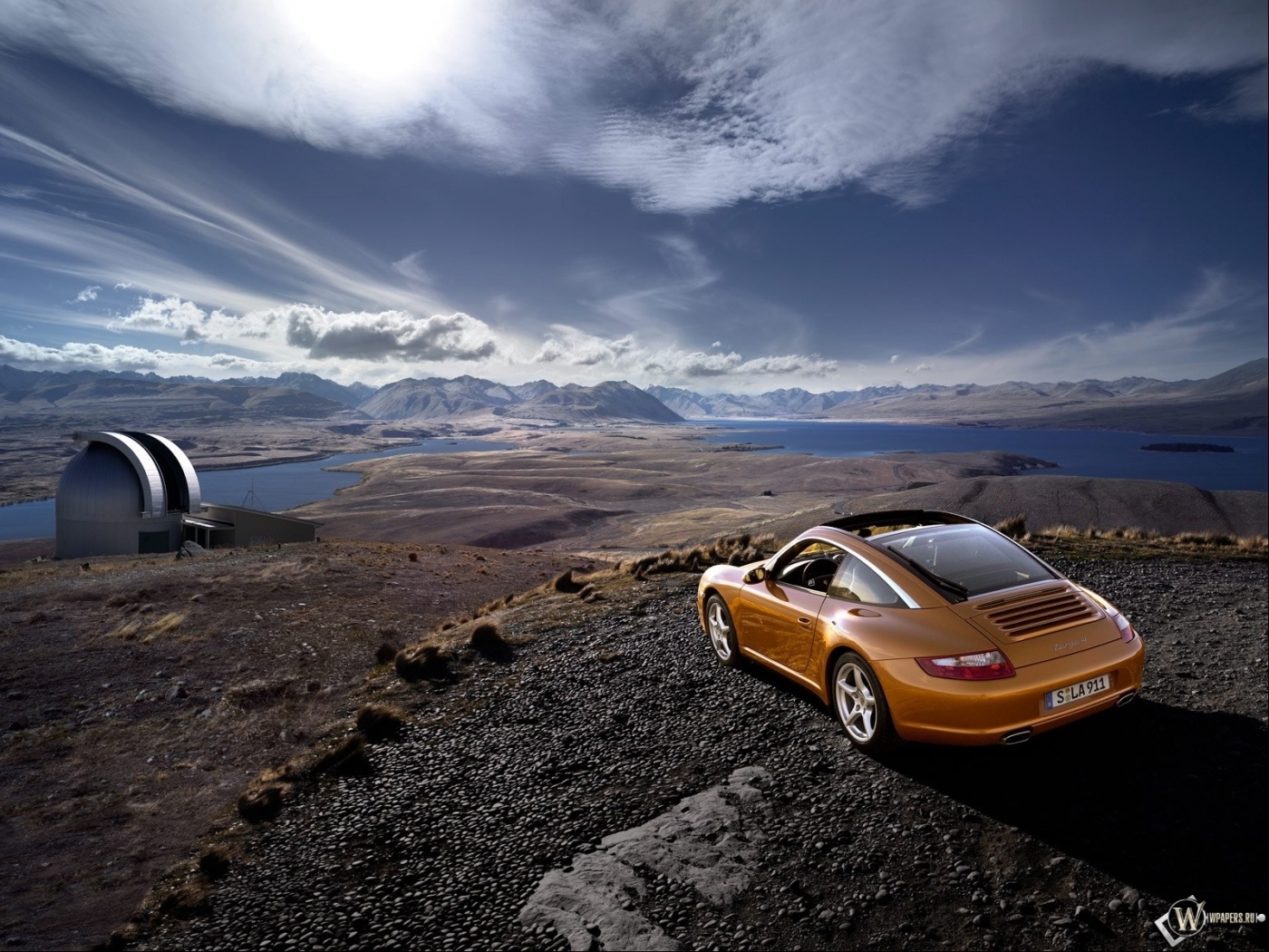 Скачать обои бесплатно Облака, Небо, Транспорт, Горы, Машины, Пейзаж, Порш (Porsche) картинка на рабочий стол ПК