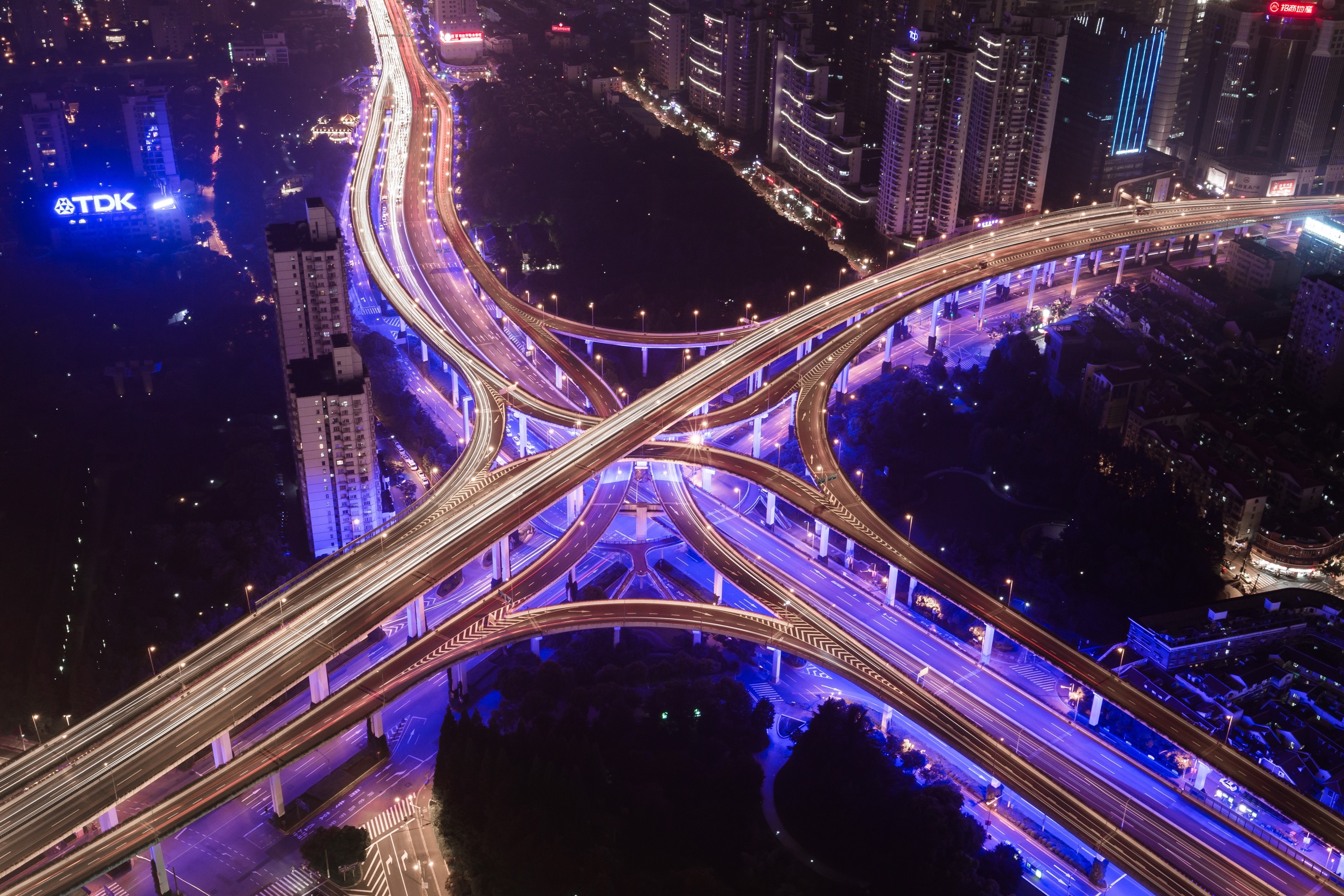 Handy-Wallpaper Licht, Straße, China, Autobahn, Nacht, Menschengemacht, Luftbildfotografie, Schanghai kostenlos herunterladen.
