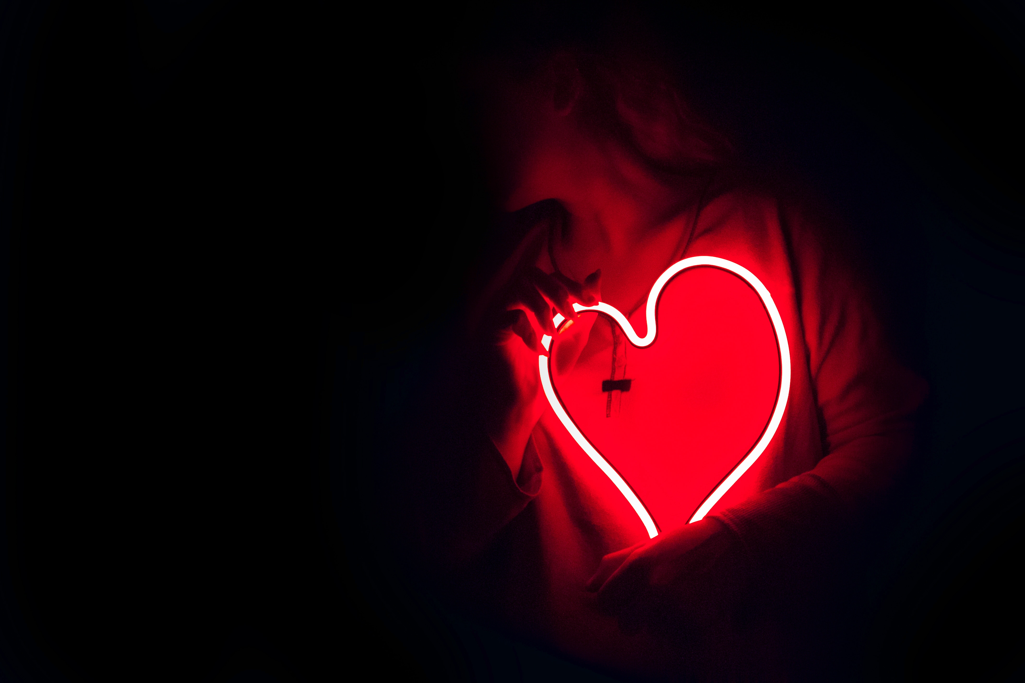 Laden Sie das Scheinen, Licht, Hände, Liebe, Ein Herz, Herzen, Neon-Bild kostenlos auf Ihren PC-Desktop herunter