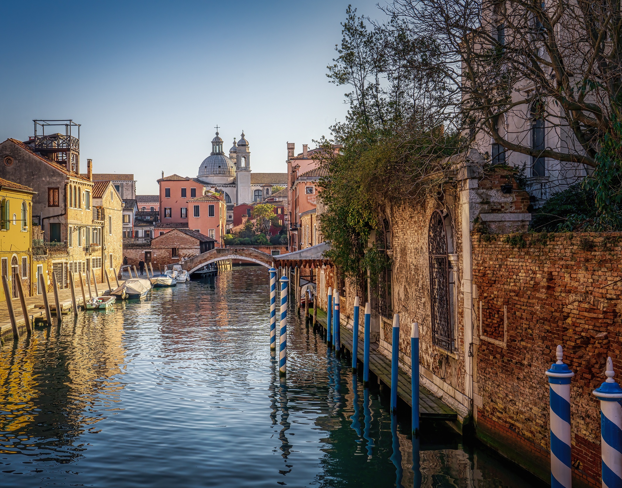 Free download wallpaper Cities, Italy, Venice, City, House, Bridge, Boat, Man Made, Canal on your PC desktop