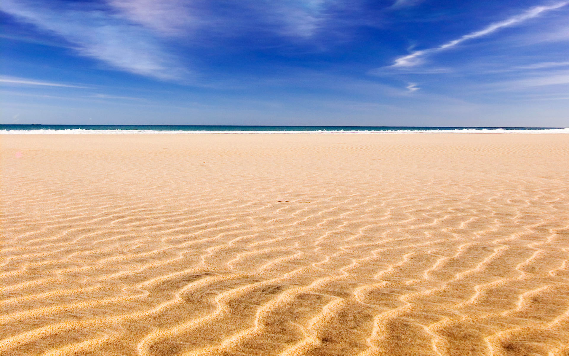 Скачать картинку Песок, Пляж, Вода, Земля/природа, Облака в телефон бесплатно.