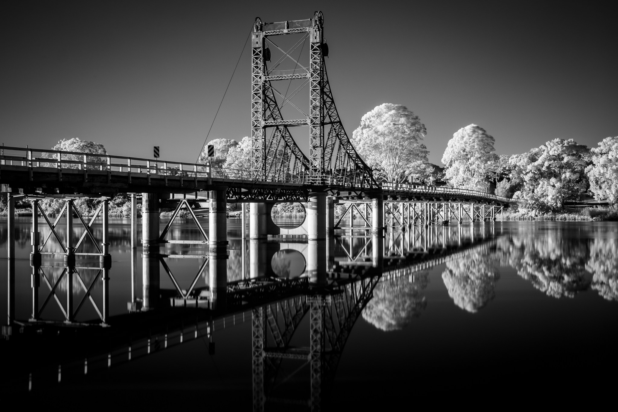 Скачать обои бесплатно Река, Мосты, Отражение, Дерево, Мост, Чёрно Белое, Сделано Человеком картинка на рабочий стол ПК