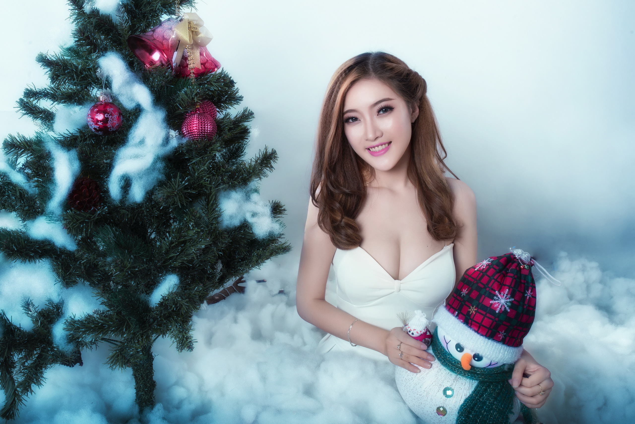 Free download wallpaper Snowman, Christmas Tree, Brunette, Oriental, Model, Women, Asian on your PC desktop