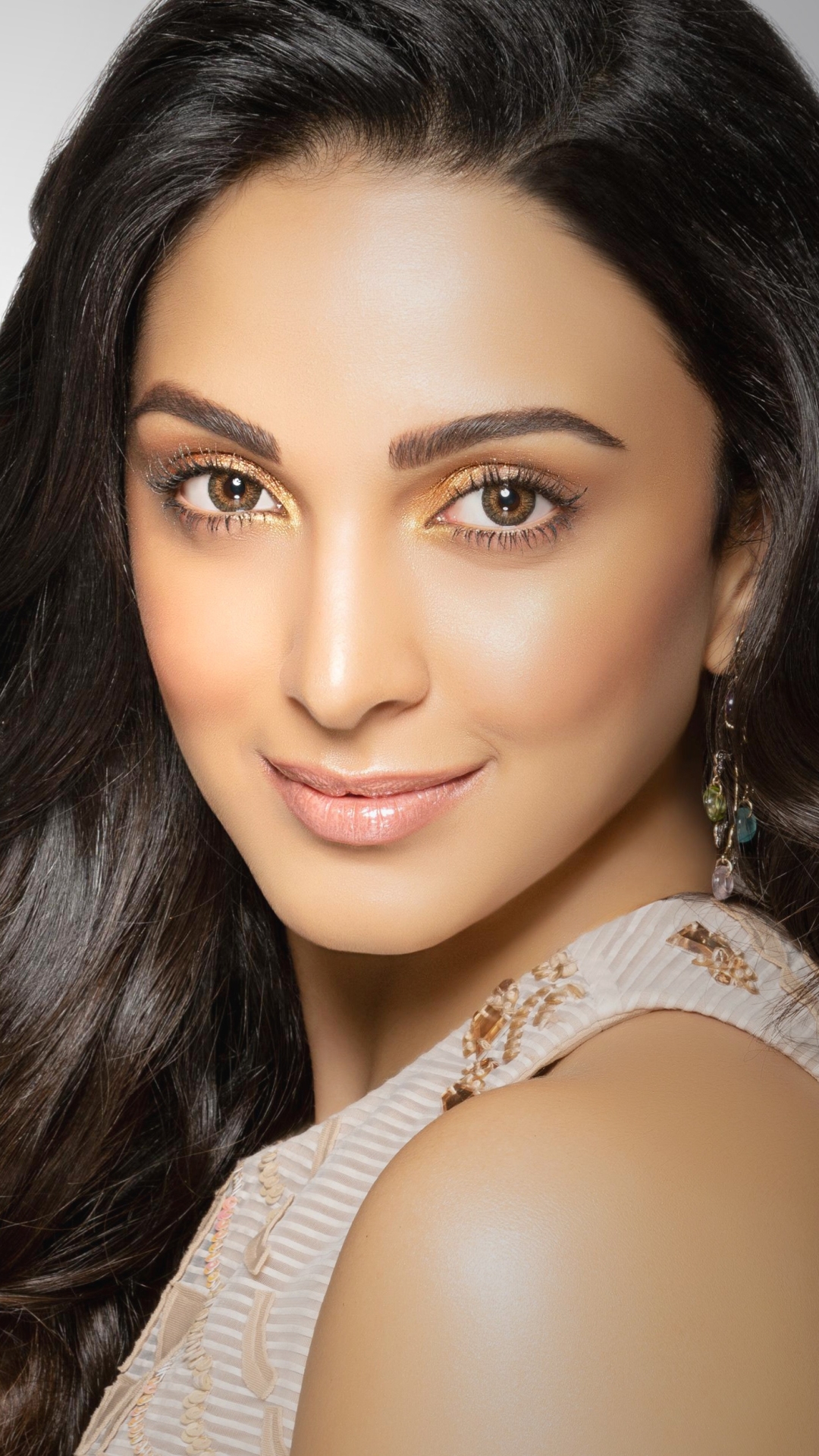 Download mobile wallpaper Face, Brunette, Indian, Celebrity, Actress, Bollywood, Kiara Advani for free.
