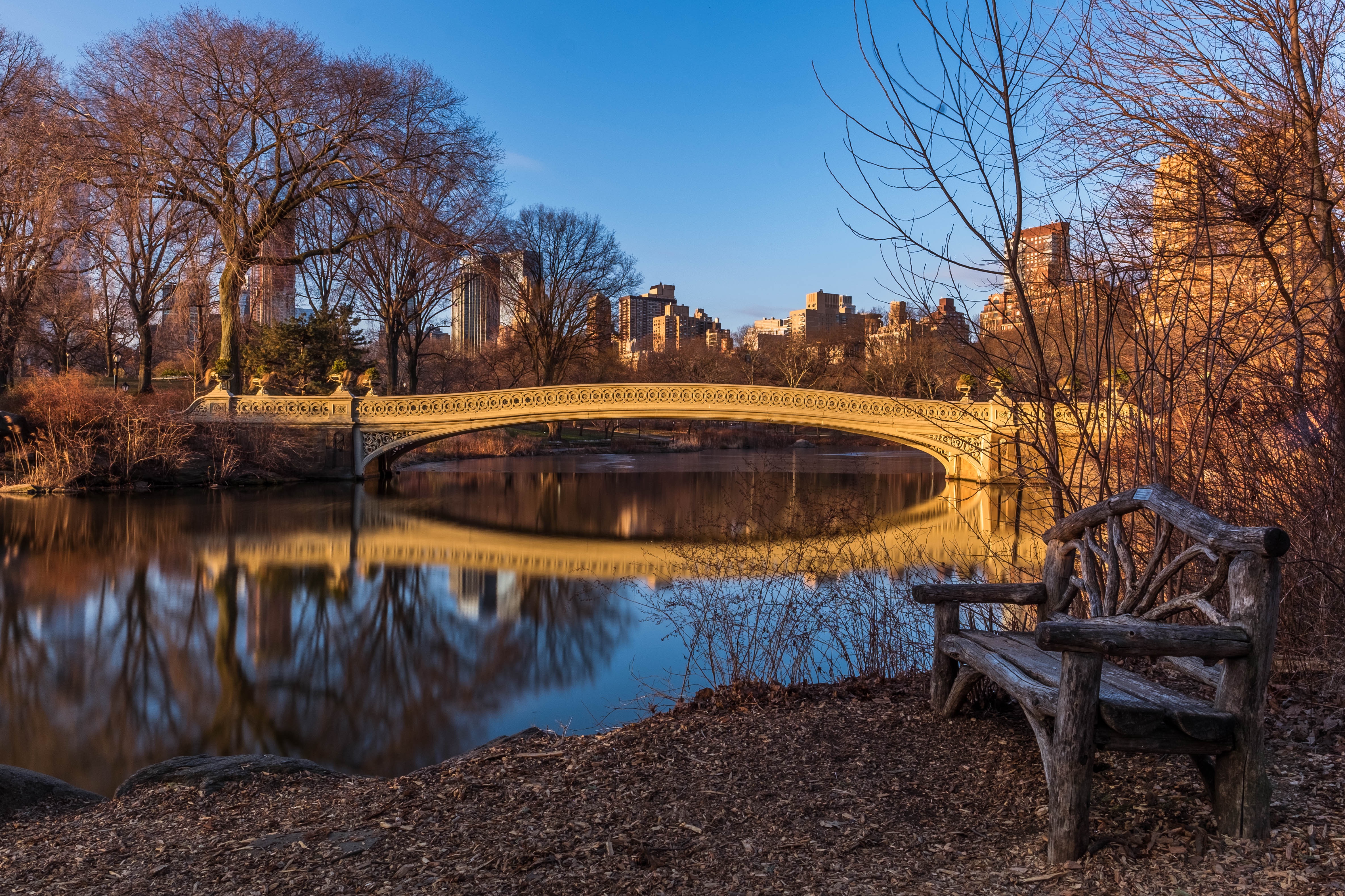 988441 Hintergrundbild herunterladen menschengemacht, zentralpark, bank, bogenbrücke, brücke, new york, teich, vereinigte staaten von amerika - Bildschirmschoner und Bilder kostenlos