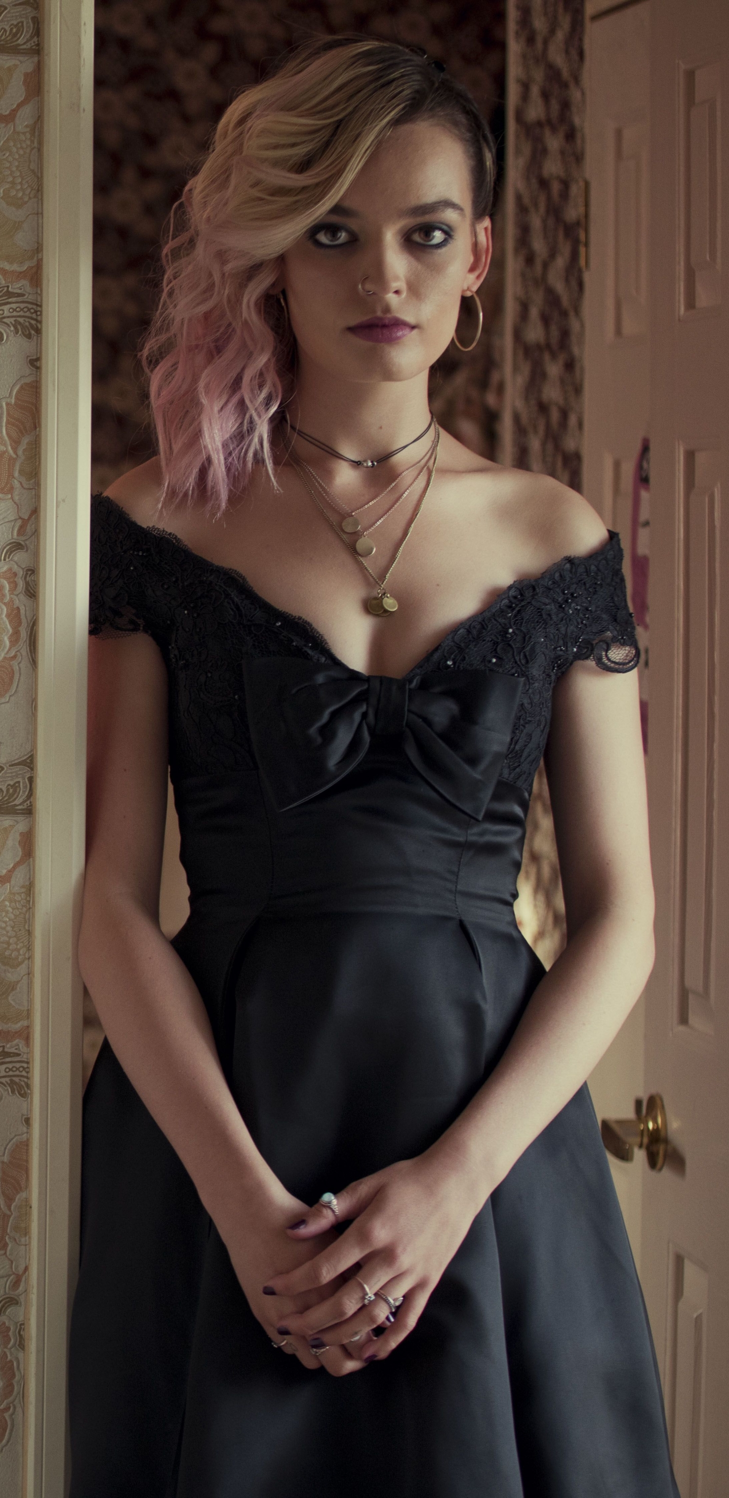celebrity, emma mackey, necklace, english, actress, black dress, two toned hair cellphone