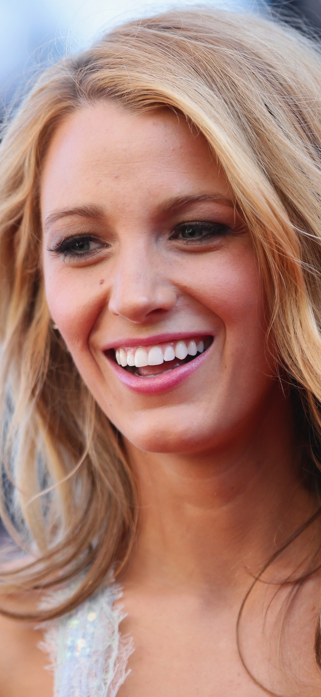 Download mobile wallpaper Smile, Blonde, American, Celebrity, Actress, Blake Lively for free.