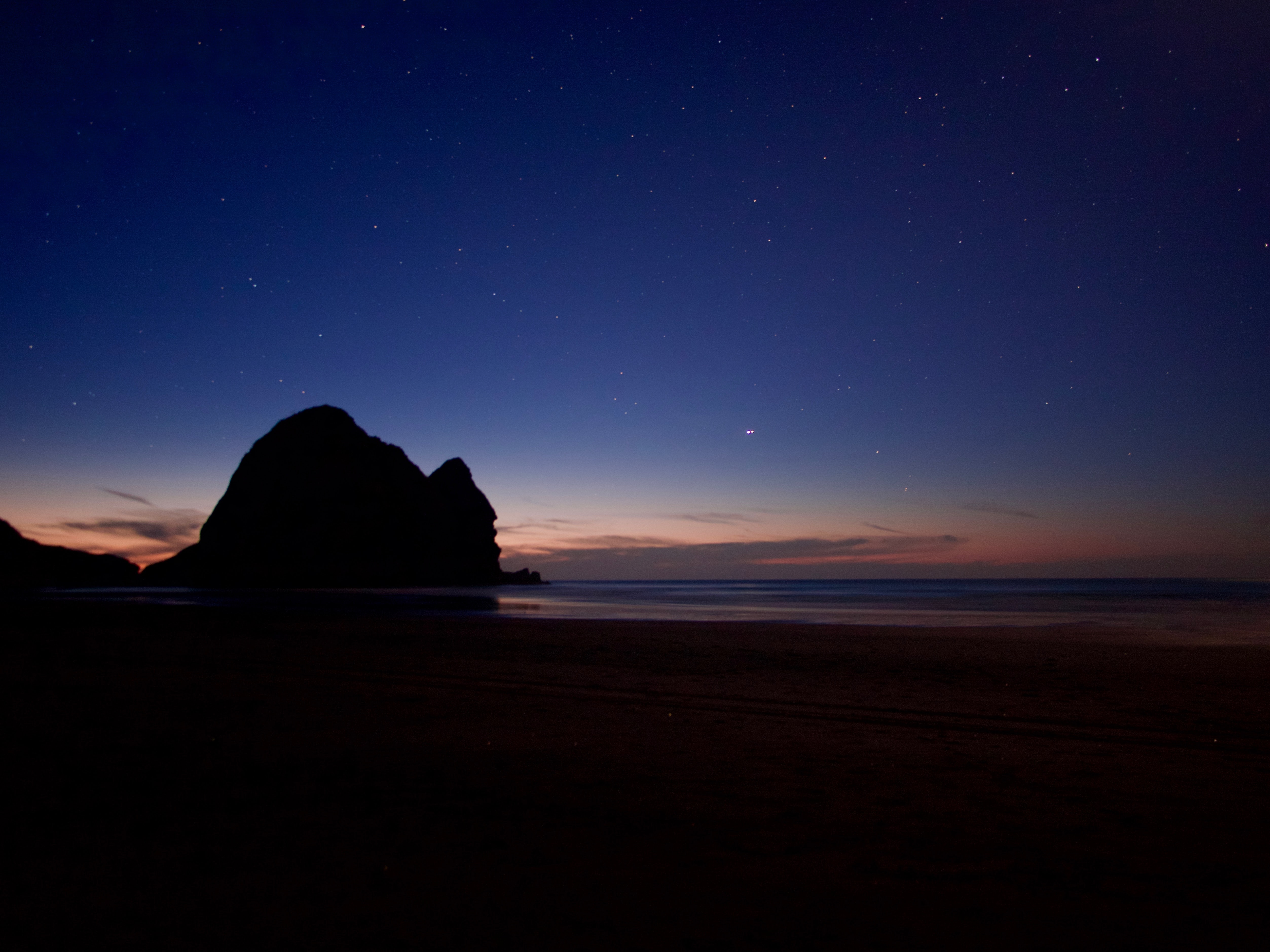 Descarga gratis la imagen Noche, Roca, Oscuro, Mar, Playa en el escritorio de tu PC