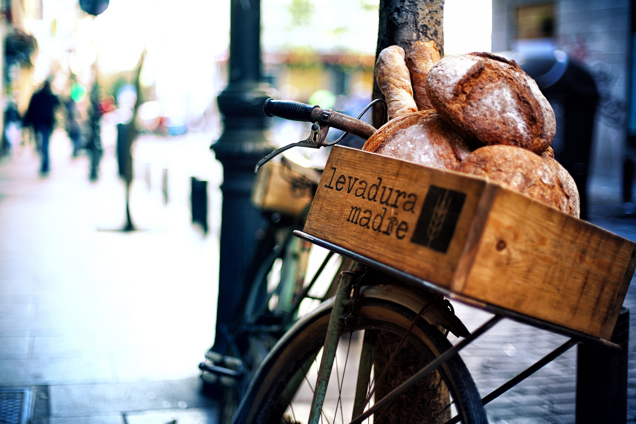 Скачать обои бесплатно Еда, Велосипед, Хлеб, Городской, Глубина Резкости картинка на рабочий стол ПК