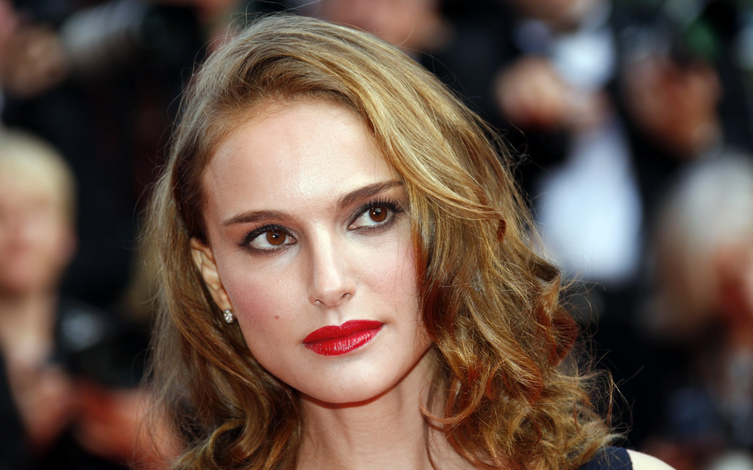 Download mobile wallpaper Natalie Portman, Blonde, Face, Celebrity, Brown Eyes, Actress, Lipstick, Israeli for free.