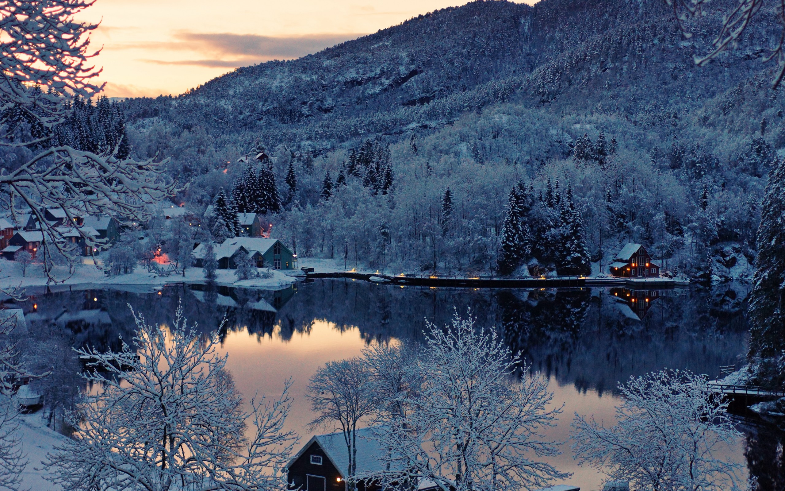 Descarga gratuita de fondo de pantalla para móvil de Invierno, Lago, Luz, Árbol, Casa, Tierra, Pueblo, Fotografía, Aldea.