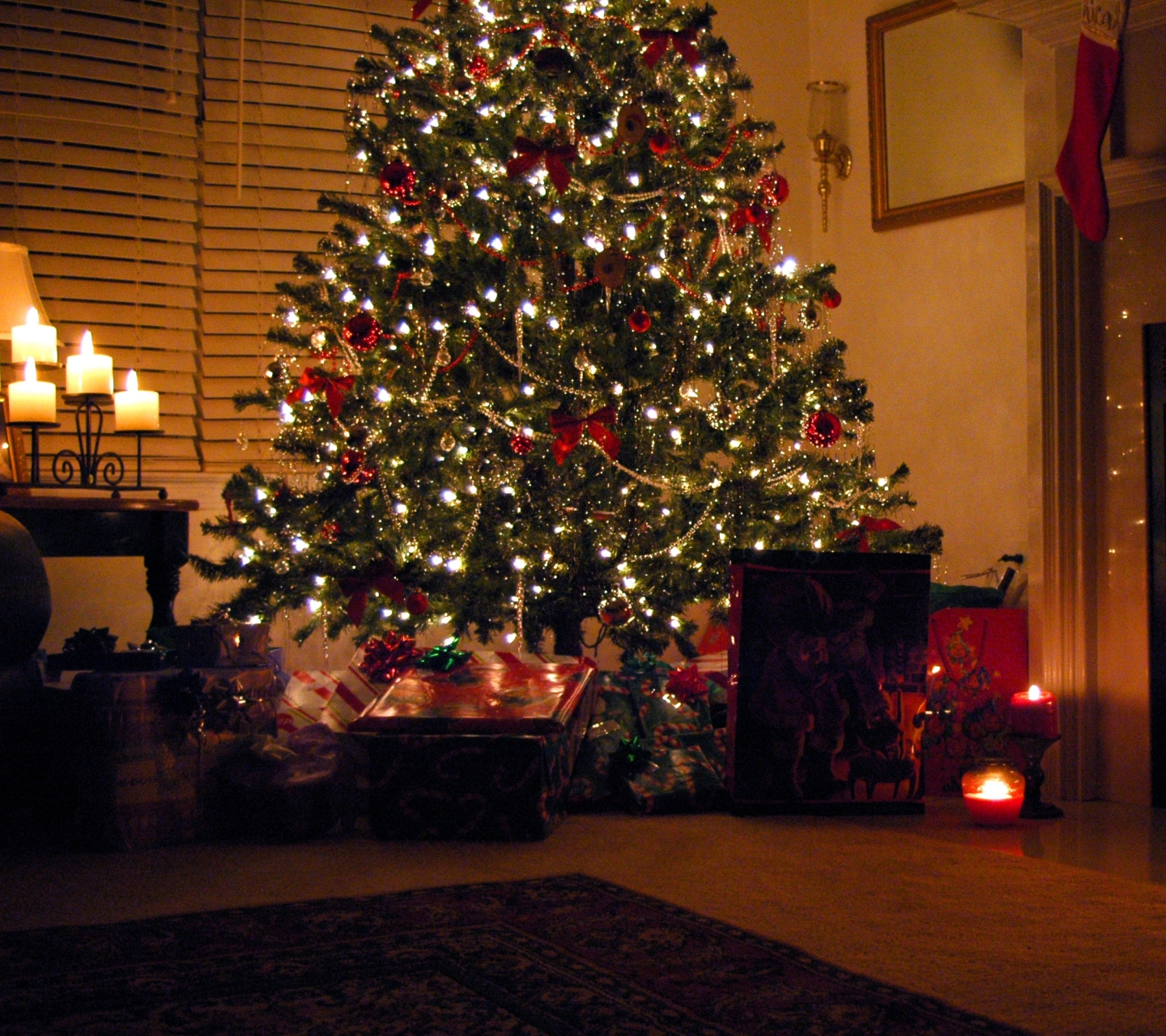 Handy-Wallpaper Feiertage, Weihnachten, Geschenk, Weihnachtsschmuck, Weihnachtsbaum, Kamin kostenlos herunterladen.