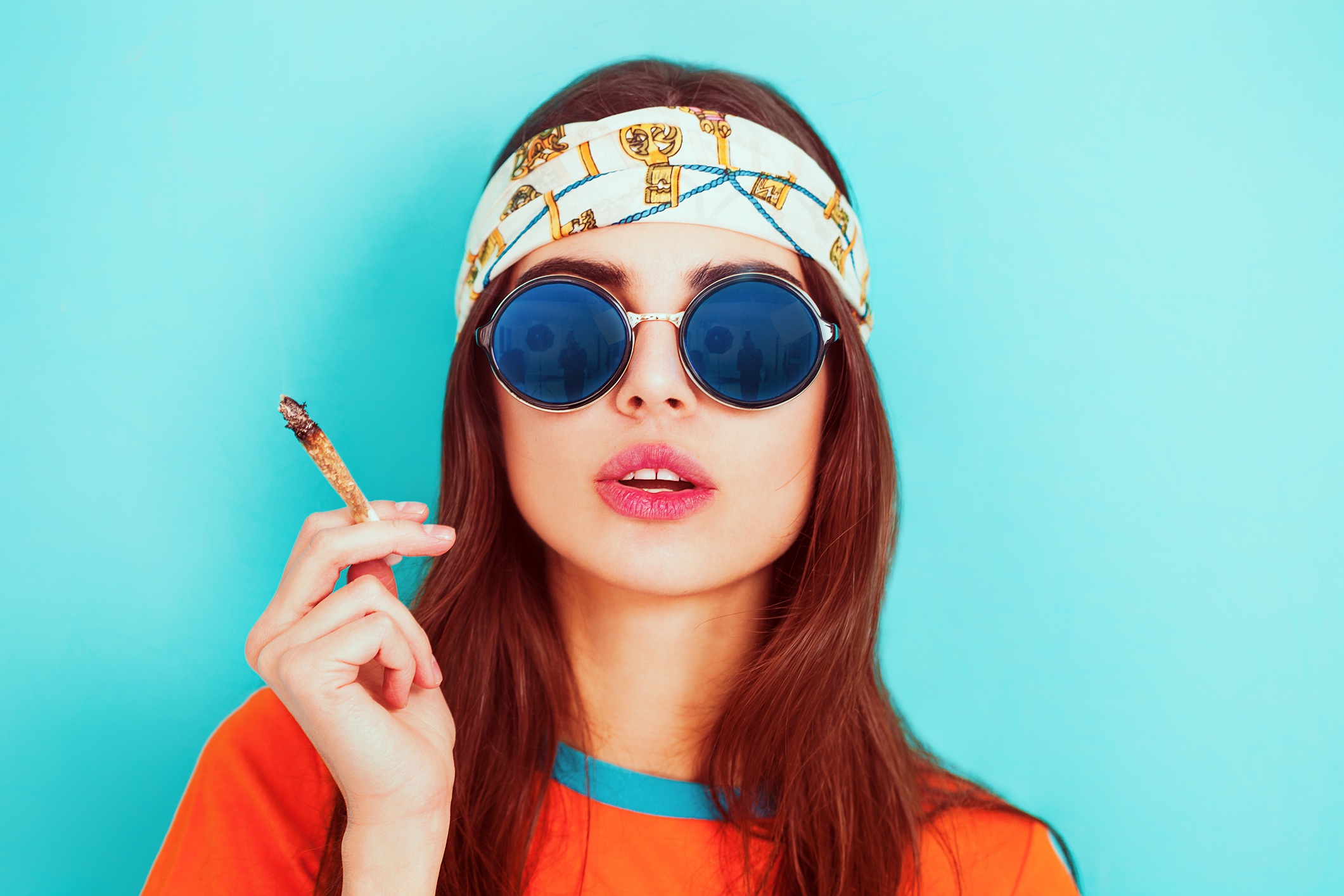 Handy-Wallpaper Rothaarige, Sonnenbrille, Modell, Frauen, Rauchen kostenlos herunterladen.