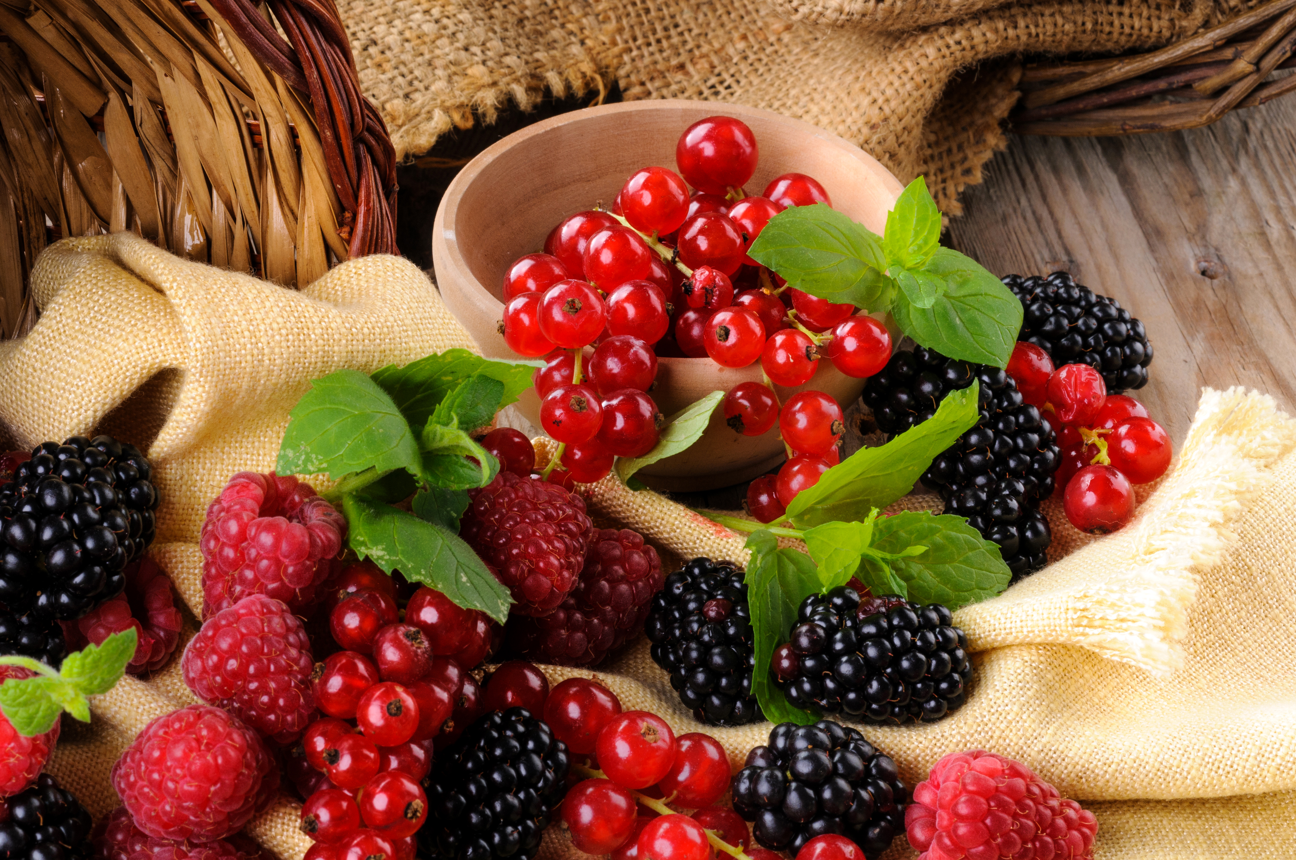 Free download wallpaper Food, Raspberry, Still Life, Blackberry, Berry, Fruit, Currants on your PC desktop