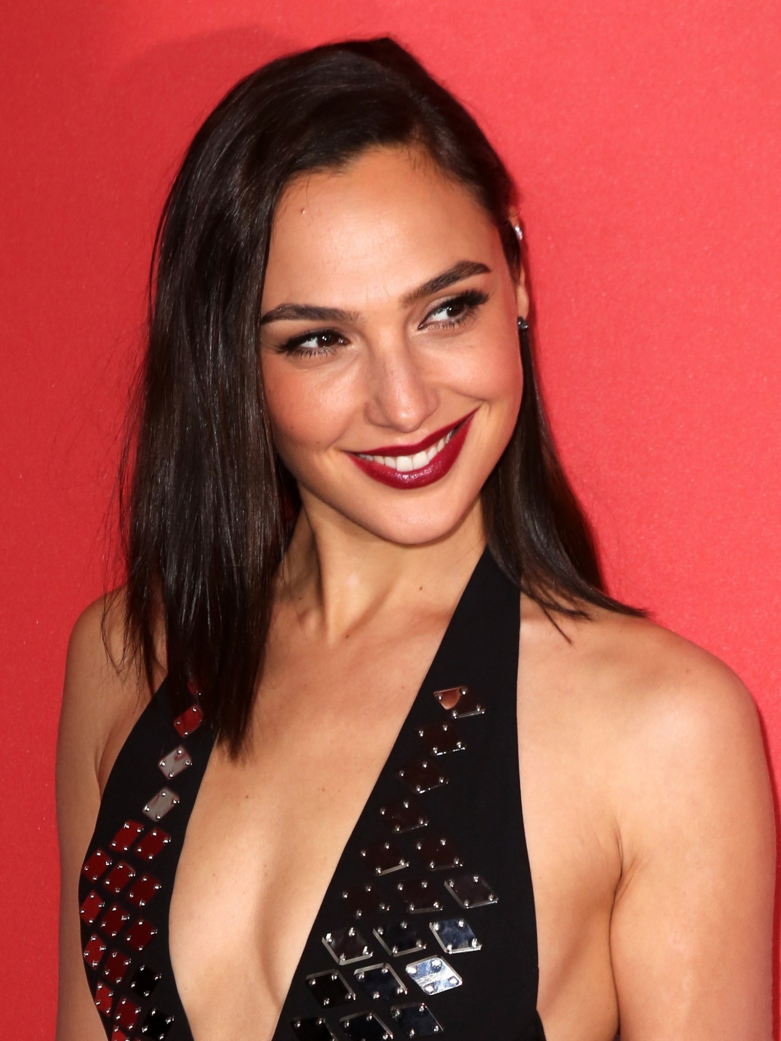 Download mobile wallpaper Smile, Model, Celebrity, Black Hair, Actress, Lipstick, Gal Gadot, Israeli for free.