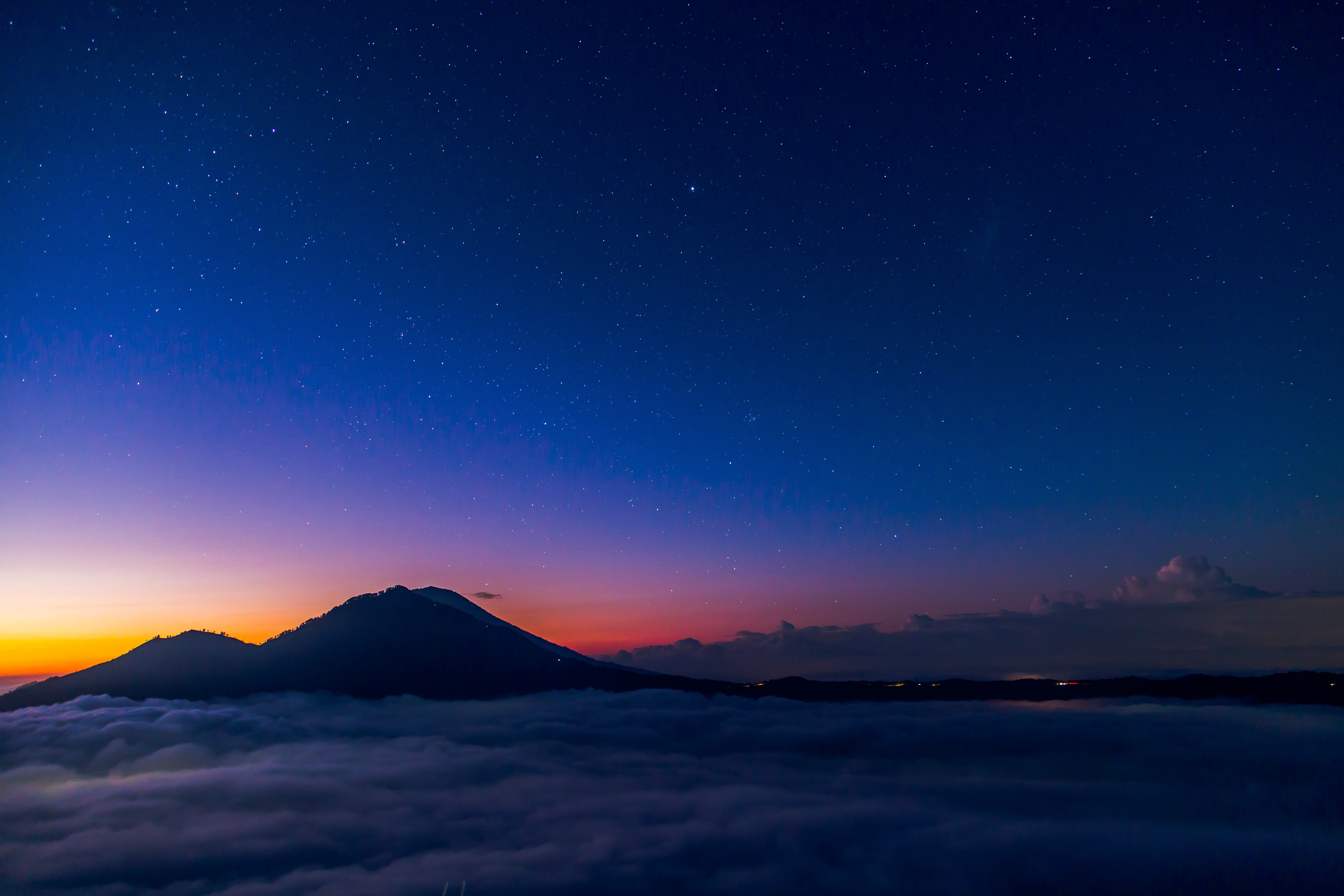 Descarga gratis la imagen Montañas, Noche, Naturaleza, Nubes, Cielo Estrellado en el escritorio de tu PC