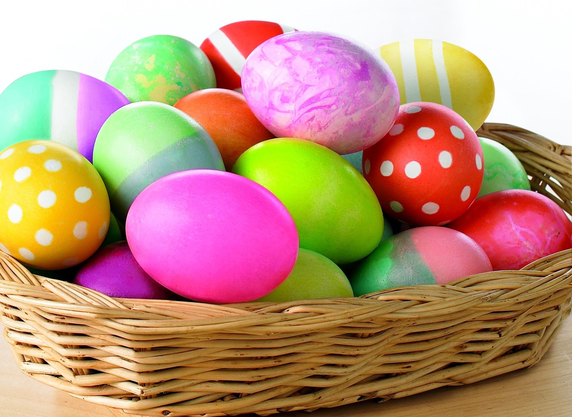 104290 скачать обои яйца, яркие, пасха, красочные, праздники, гора, праздник, корзинка, крашенные - заставки и картинки бесплатно