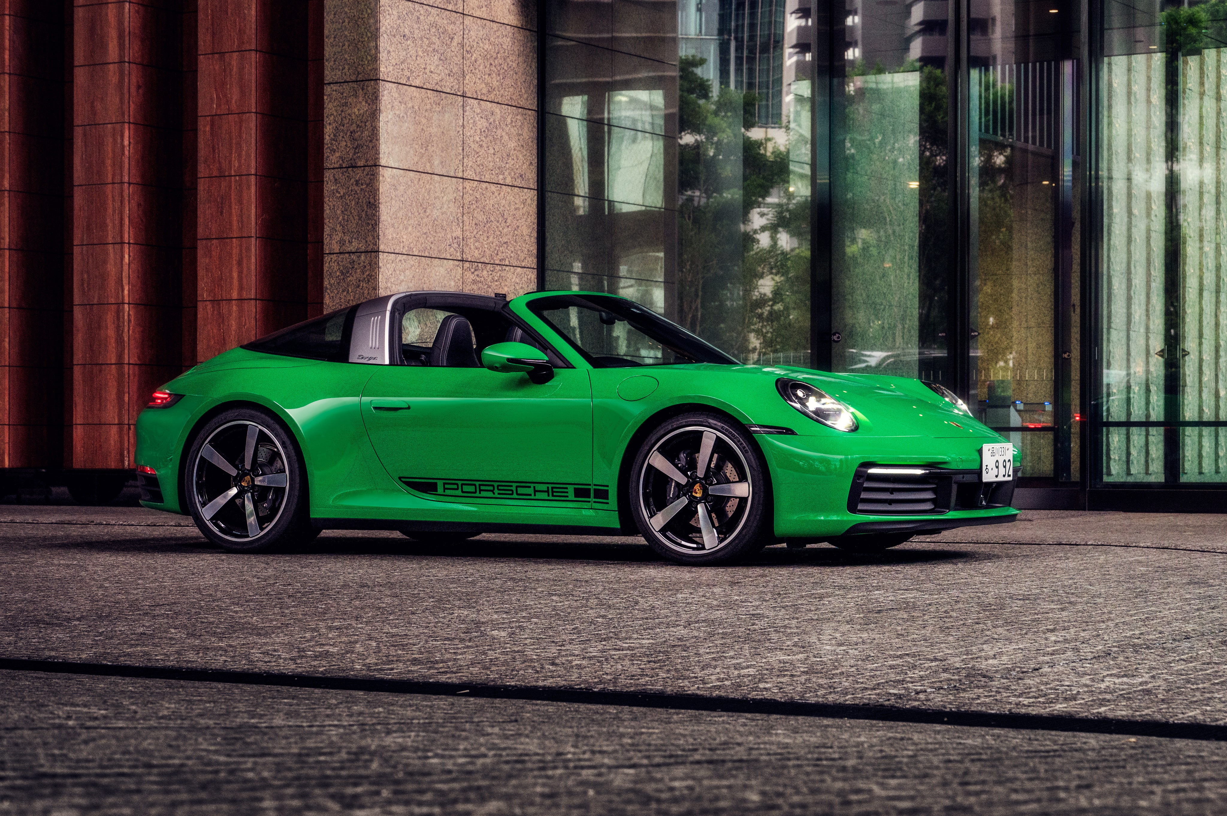 Завантажити шпалери Porsche 911 Targa 4 на телефон безкоштовно