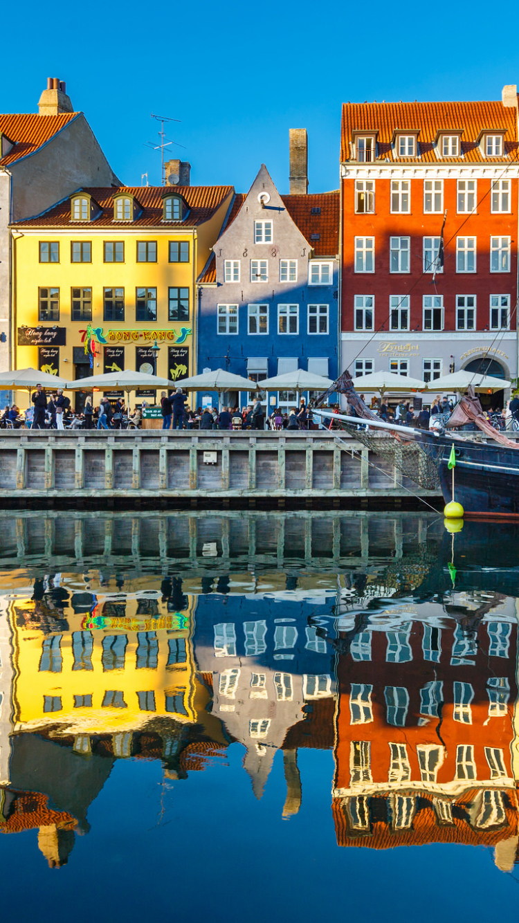 Handy-Wallpaper Städte, Stadt, Haus, Farben, Boot, Bunt, Kopenhagen, Menschengemacht, Großstadt, Spiegelung, Betrachtung kostenlos herunterladen.