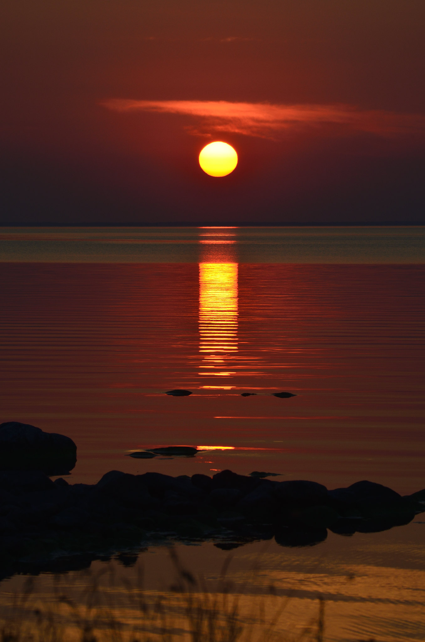 Download mobile wallpaper Evening, Glare, Horizon, Water, Sun, Sunset, Nature for free.
