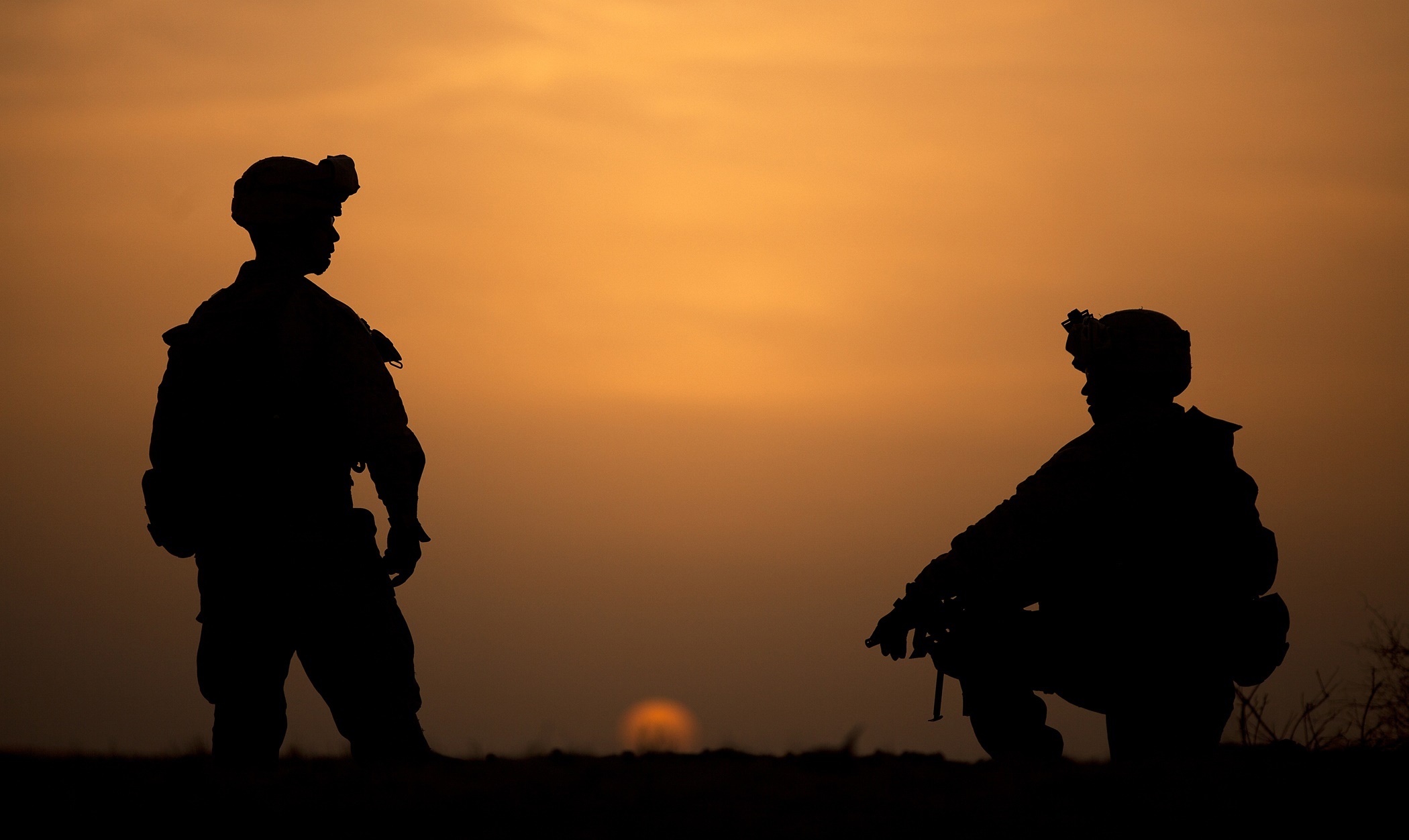 Free download wallpaper Sunset, Silhouette, Military, Soldier on your PC desktop