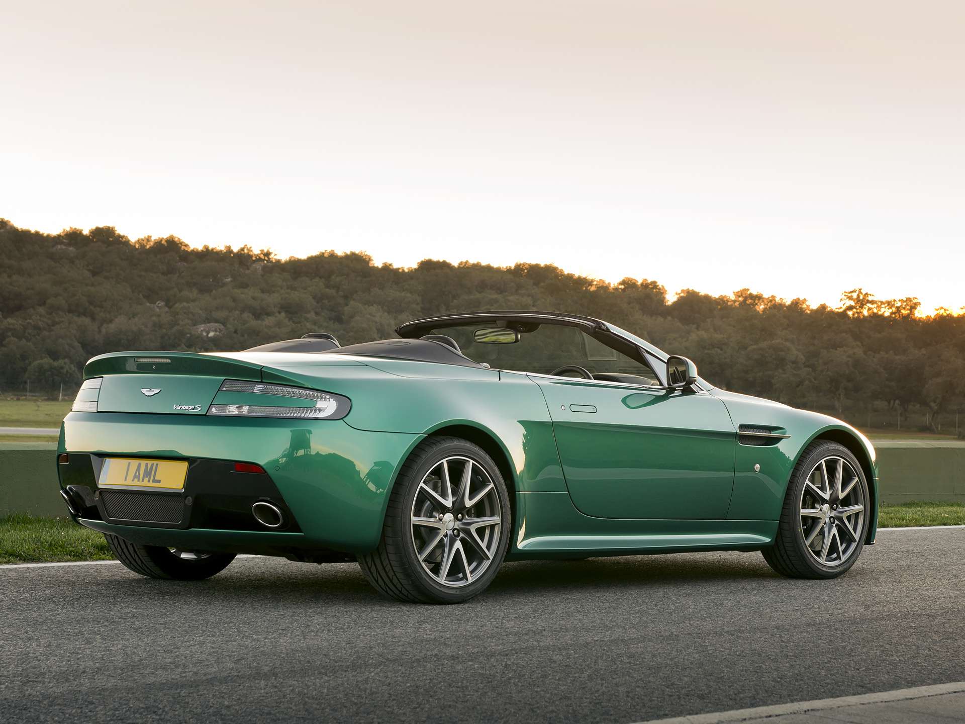 Download mobile wallpaper Aston Martin V8 Vantage, Aston Martin, Vehicles for free.