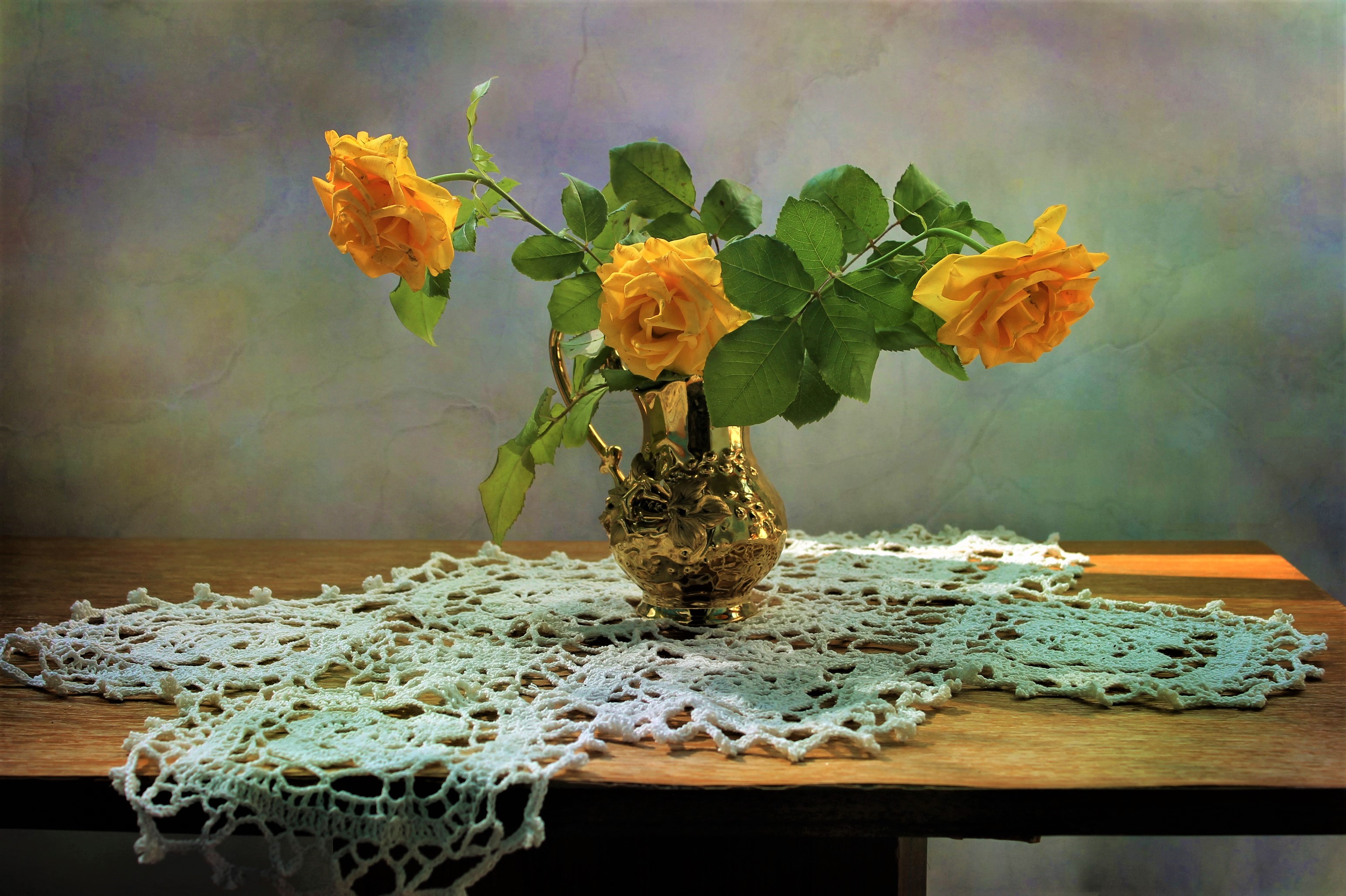Handy-Wallpaper Blume, Rose, Krug, Vase, Fotografie, Gelbe Rose, Gelbe Blume, Stillleben kostenlos herunterladen.
