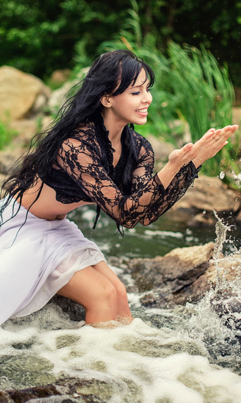 Descarga gratuita de fondo de pantalla para móvil de Agua, Sonreír, Vestir, Mujeres, Estado De Ánimo.