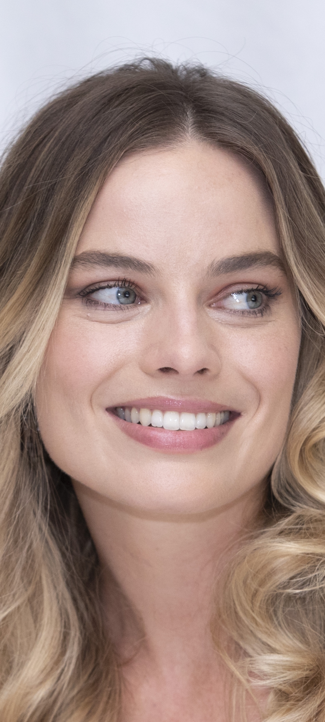 Handy-Wallpaper Lächeln, Blond, Gesicht, Blaue Augen, Blondinen, Berühmtheiten, Darstellerin, Australisch, Margot Robbie kostenlos herunterladen.